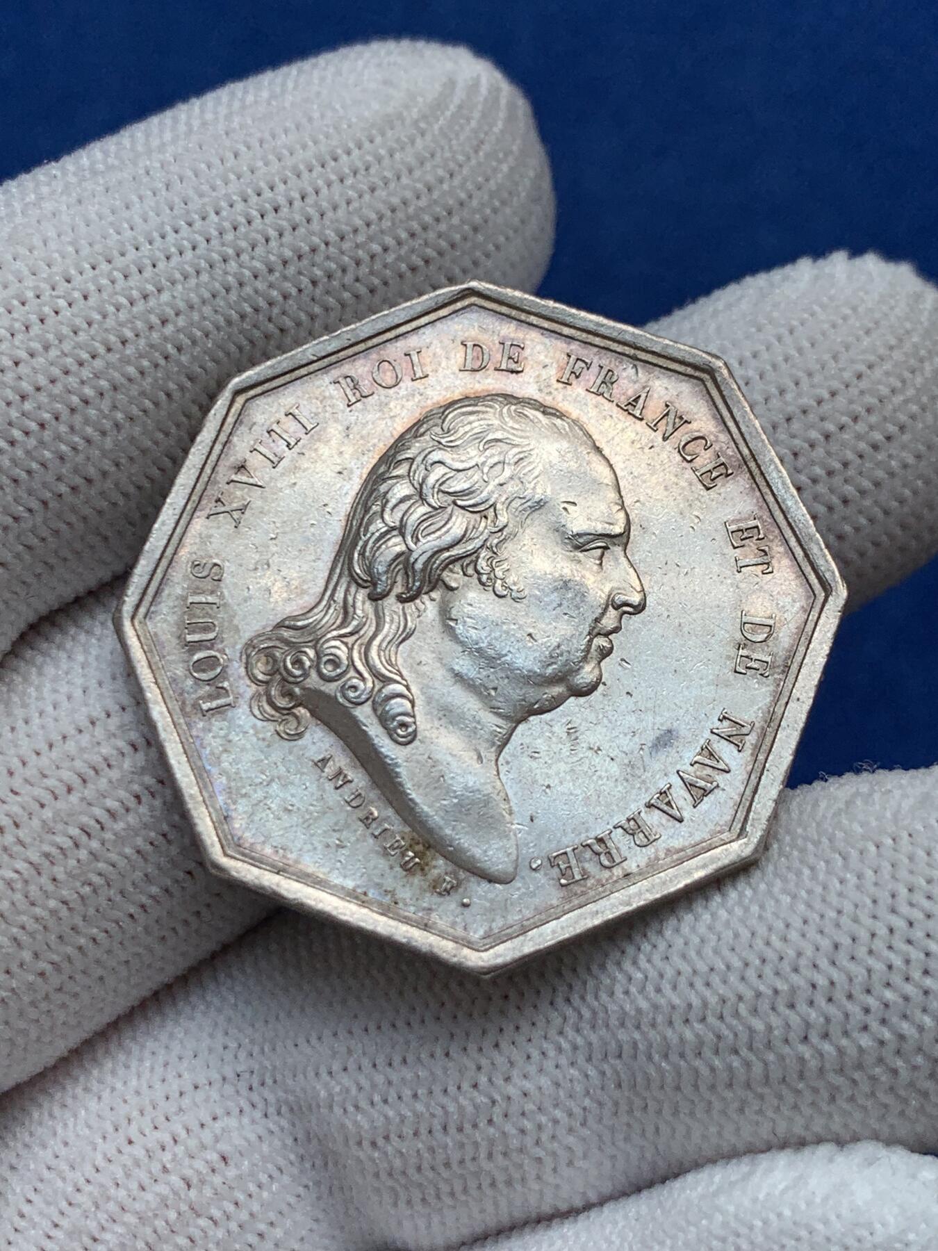 《竞宝斋》第281场- 周日，周一 ，周二3场连拍 （全场包邮） 法国八角银章，路易十八头像国王委员会和最高法院律师，16.26g，34.2mm，早期无边铭