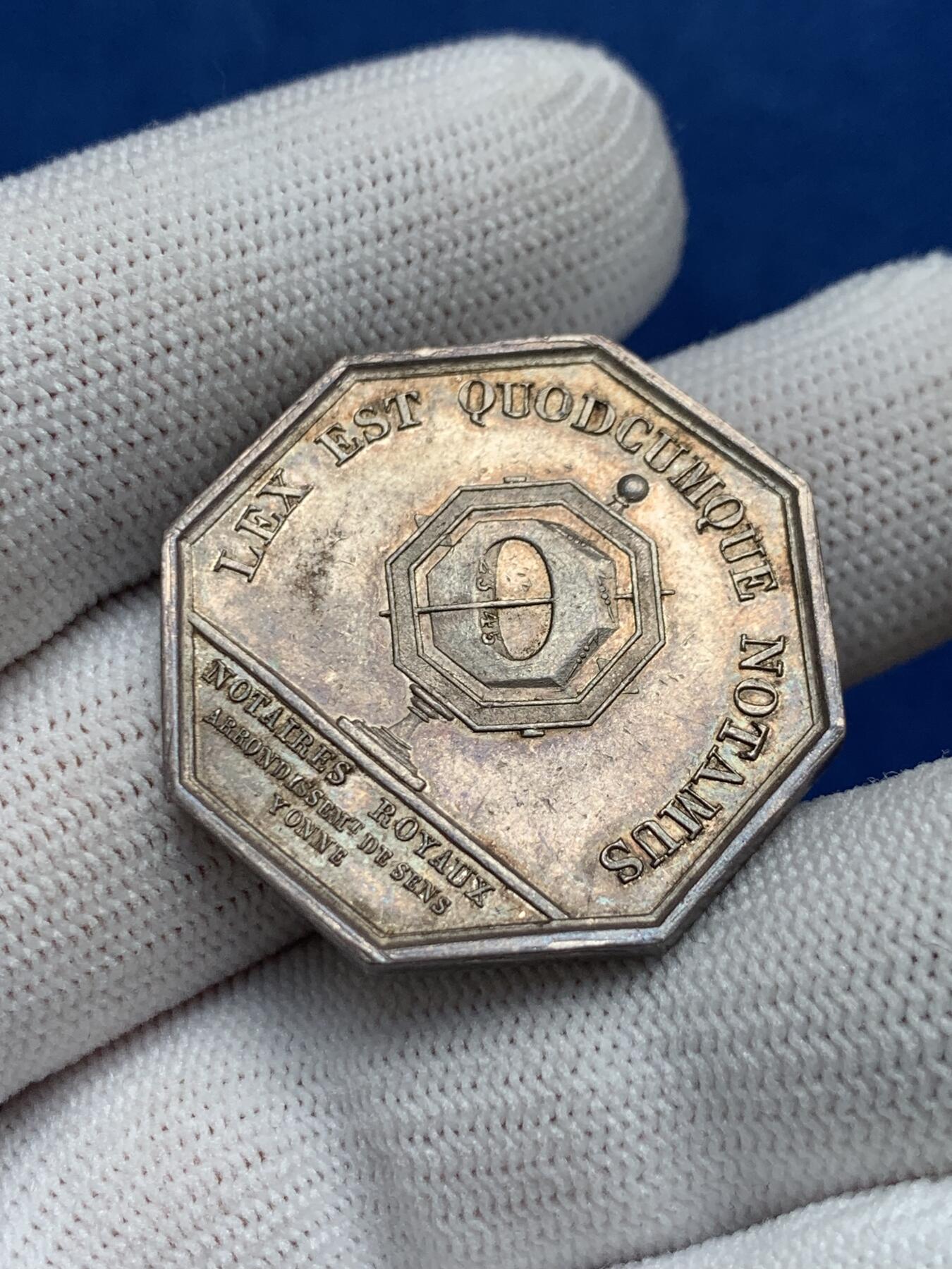 《竞宝斋》第281场- 周日，周一 ，周二3场连拍 （全场包邮） 法国桑斯地区公证人八角银jeton，正面人物法国路易九世“圣路易完美怪物”，31mm，14.19克，油灯边铭