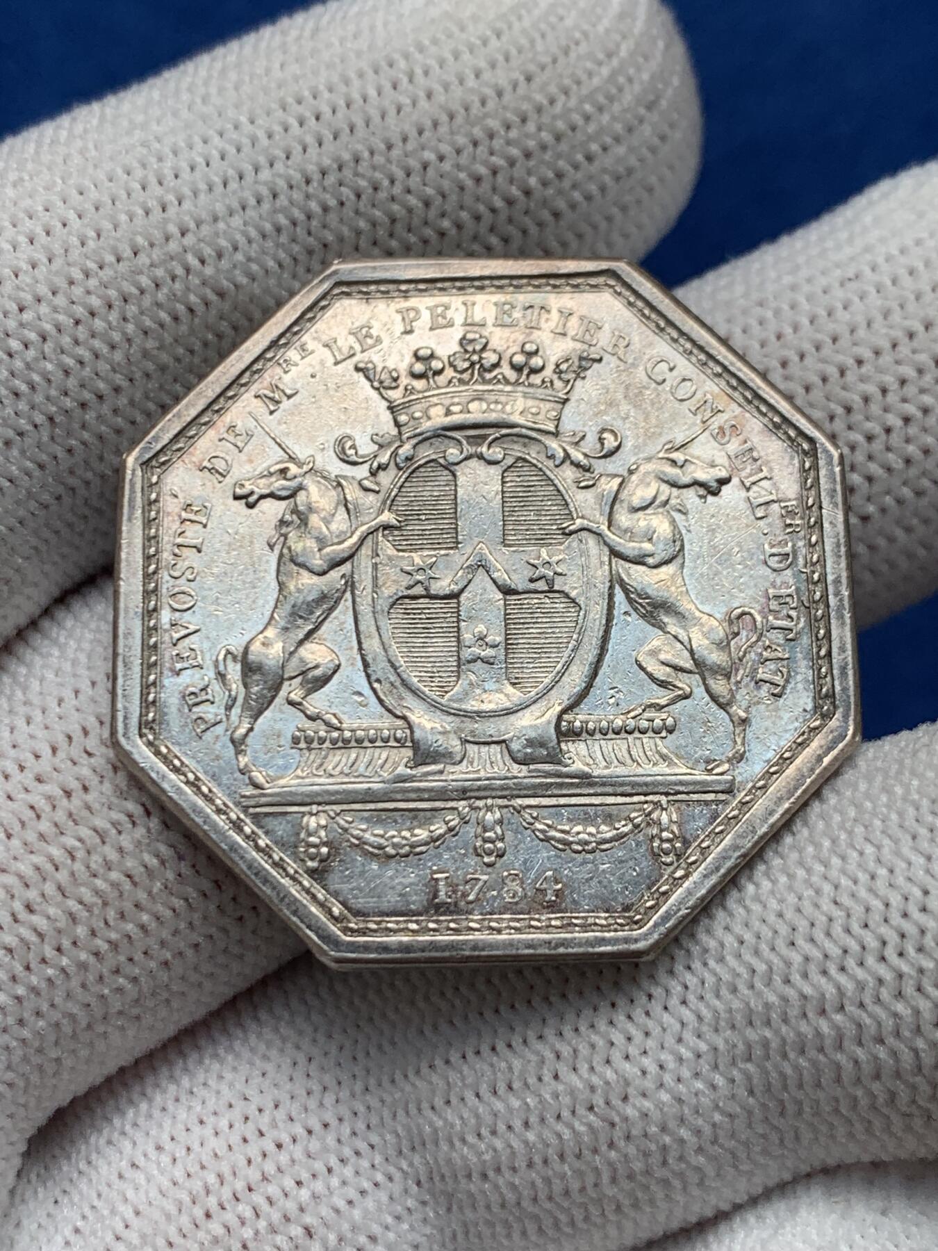 《竞宝斋》第281场- 周日，周一 ，周二3场连拍 （全场包邮） 法国JETON银质八角，巴黎市政厅，直径33.7毫米，重14.82克，边铭：早期光边