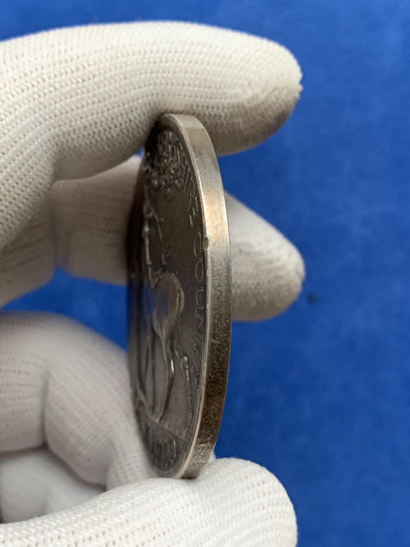 《竞宝斋》第281场- 周日，周一 ，周二3场连拍 （全场包邮） 英国伯克郡产蛋比赛银质奖章，（CH Jeanes，因在第一部分获得钢笔第一名而获奖），72.35g，50.8mm，带盒子