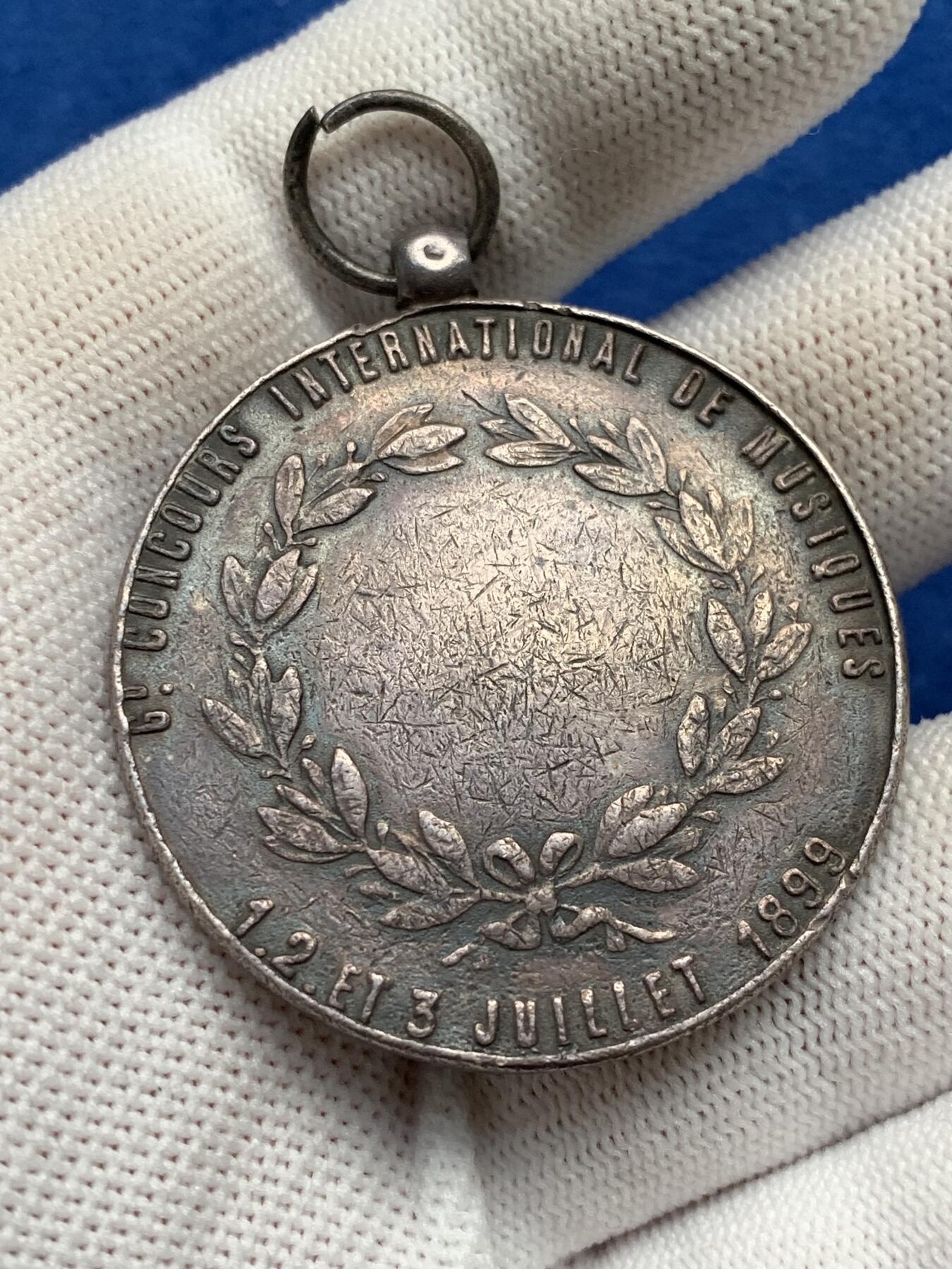 《竞宝斋》第281场- 周日，周一 ，周二3场连拍 （全场包邮） 法国国际音乐比赛银章，29.75g，42.2mm，提钮处有野猪头戳