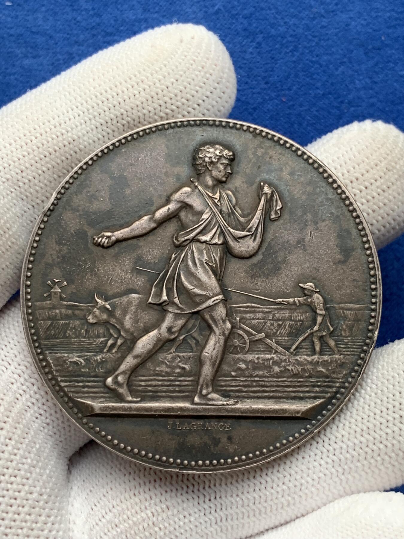 《竞宝斋》第281场- 周日，周一 ，周二3场连拍 （全场包邮） 法国农业协会银章，65.30g，50.6mm，丰饶角边铭，有磕碰