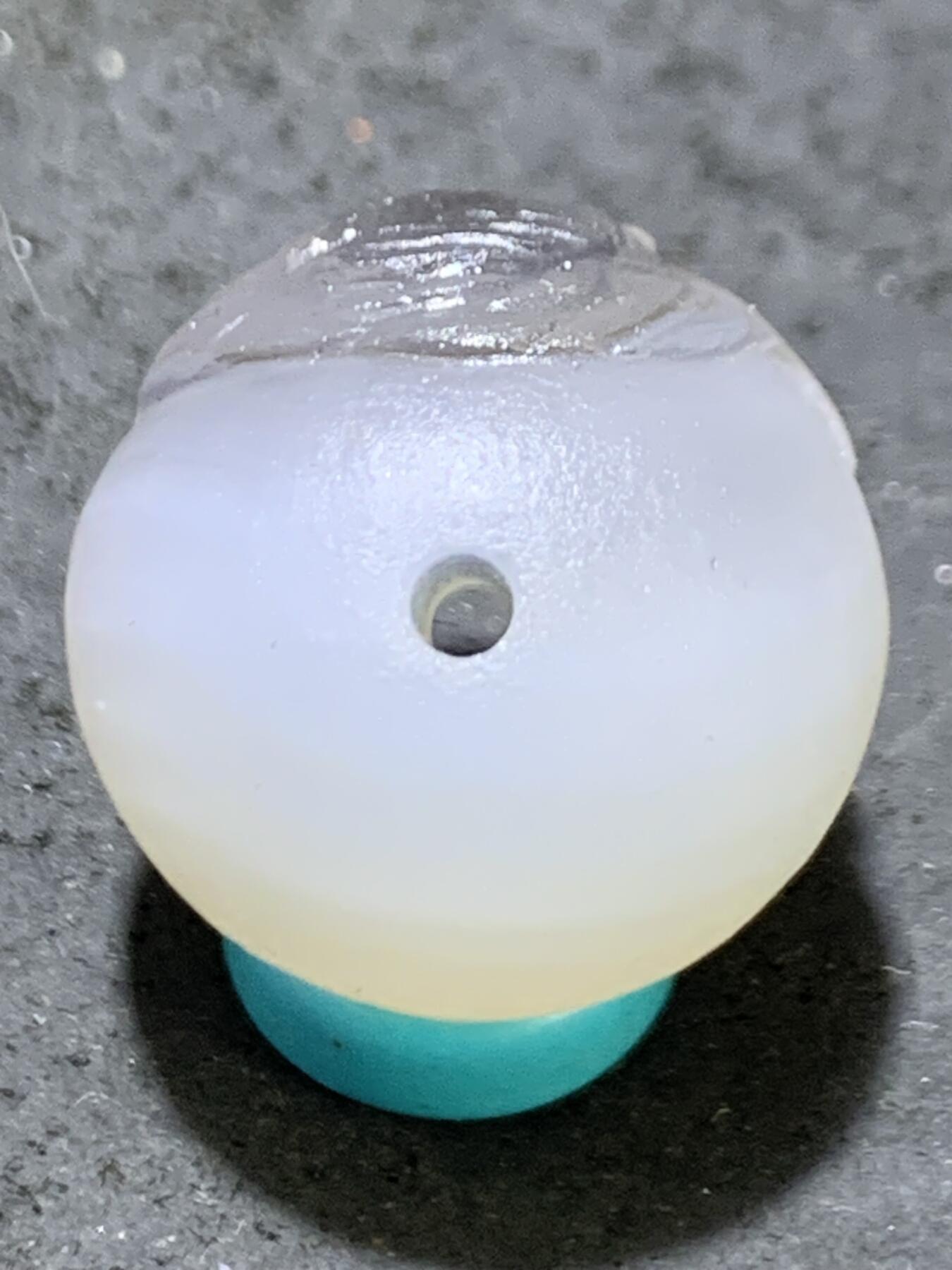 精美高玉化亚光海洋玉髓手工俏色巧雕树叶，玉蝉随形圆珠一个