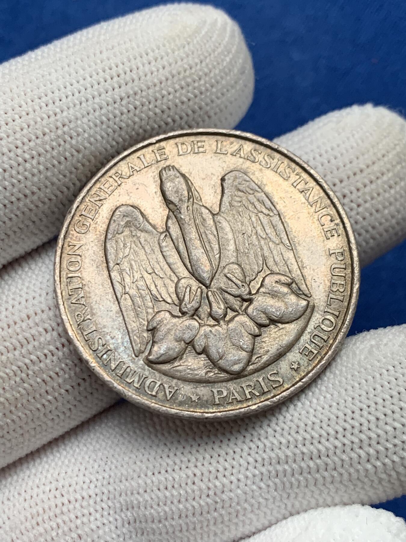 《竞宝斋》第281场- 周日，周一 ，周二3场连拍 （全场包邮） 法国巴黎医学协会公共援助银质代币，医学之父希波克拉底，背面是嗷嗷待哺的小鹈鹕，18.19g，34.5mm，丰饶角边铭