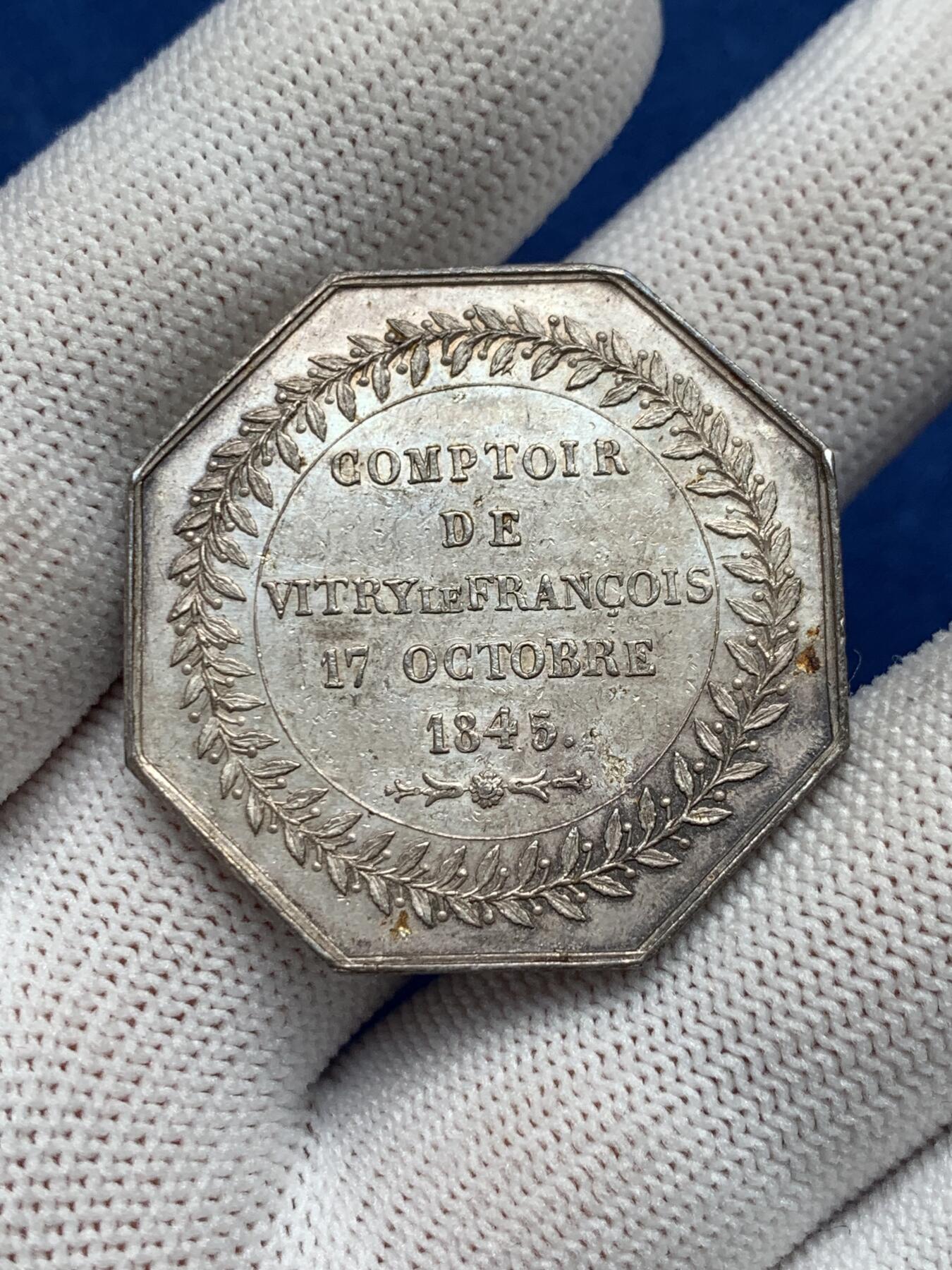 《竞宝斋》第281场- 周日，周一 ，周二3场连拍 （全场包邮） 法国八角银质jeton，保险信用联盟，女性墨丘利形象，高浮雕，18.55g，34.5mm，手指边铭