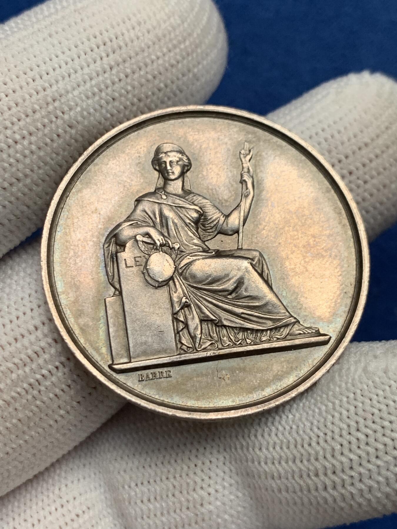 《竞宝斋》第281场- 周日，周一 ，周二3场连拍 （全场包邮） 法国里昂市进入法庭的银质代币，12.45g，34.5mm，蜜蜂边铭