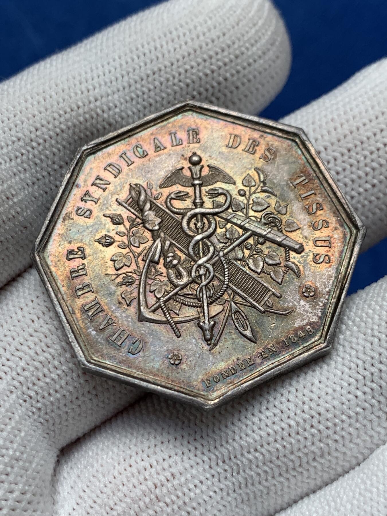 《竞宝斋》第281场- 周日，周一 ，周二3场连拍 （全场包邮） 法国八角银质代币，塞纳河工会，19.05g，35.8mm，手指边铭