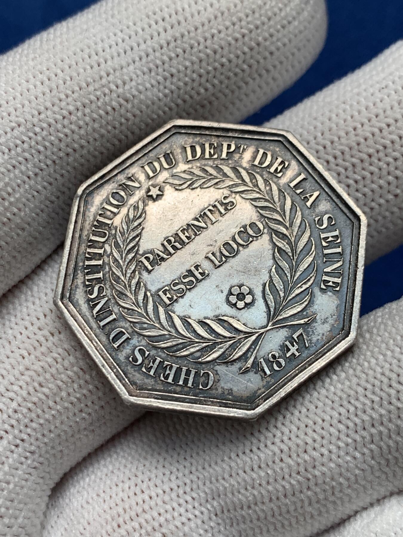 《竞宝斋》第281场- 周日，周一 ，周二3场连拍 （全场包邮） 法国塞纳河部门机构负责人八角银jeton，正面人物查理大帝，31mm，15.7克，蜜蜂+ARGENT边铭