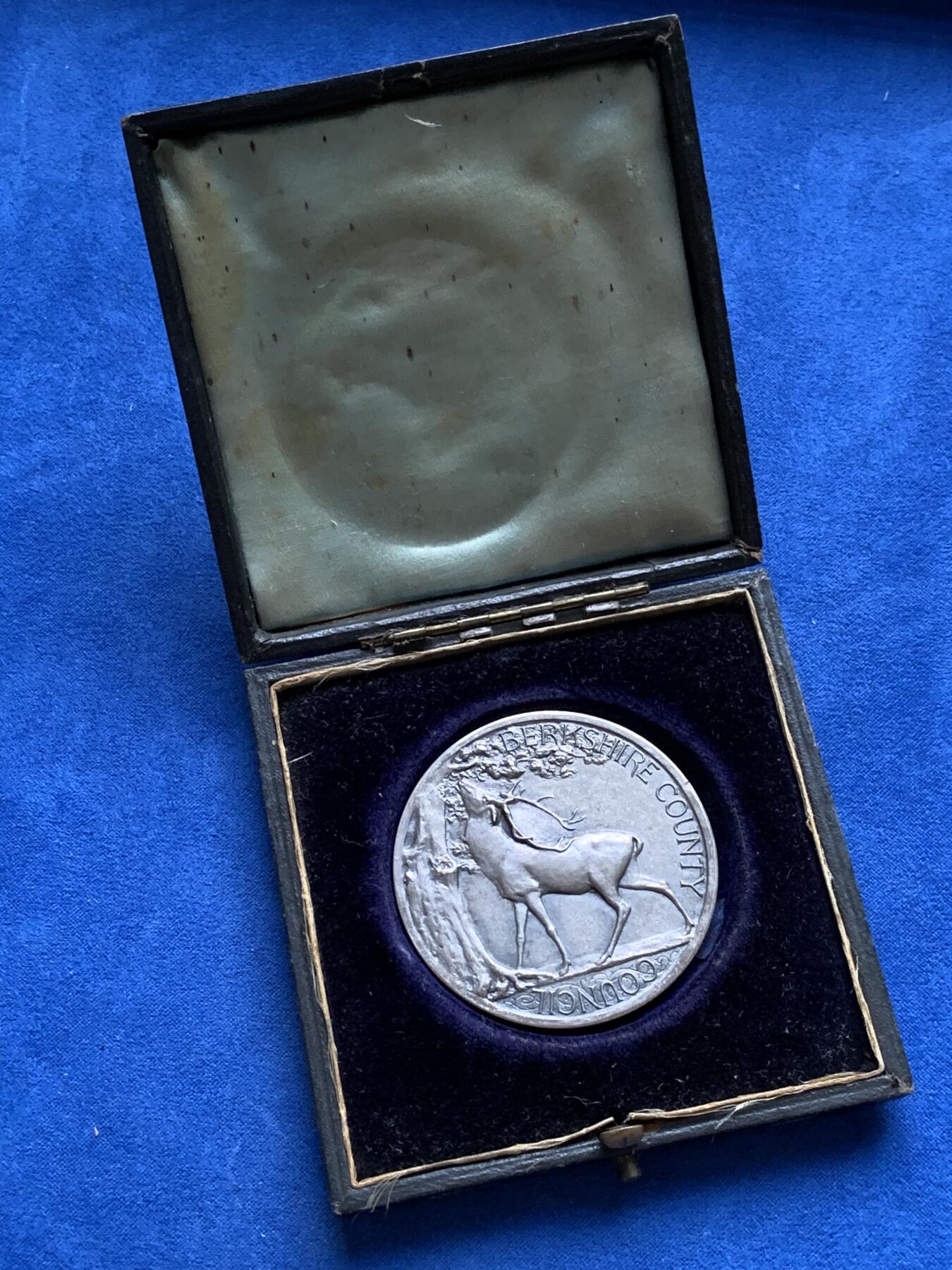 《竞宝斋》第281场- 周日，周一 ，周二3场连拍 （全场包邮） 英国伯克郡产蛋比赛银质奖章，（CH Jeanes，因在第一部分获得钢笔第一名而获奖），72.35g，50.8mm，带盒子