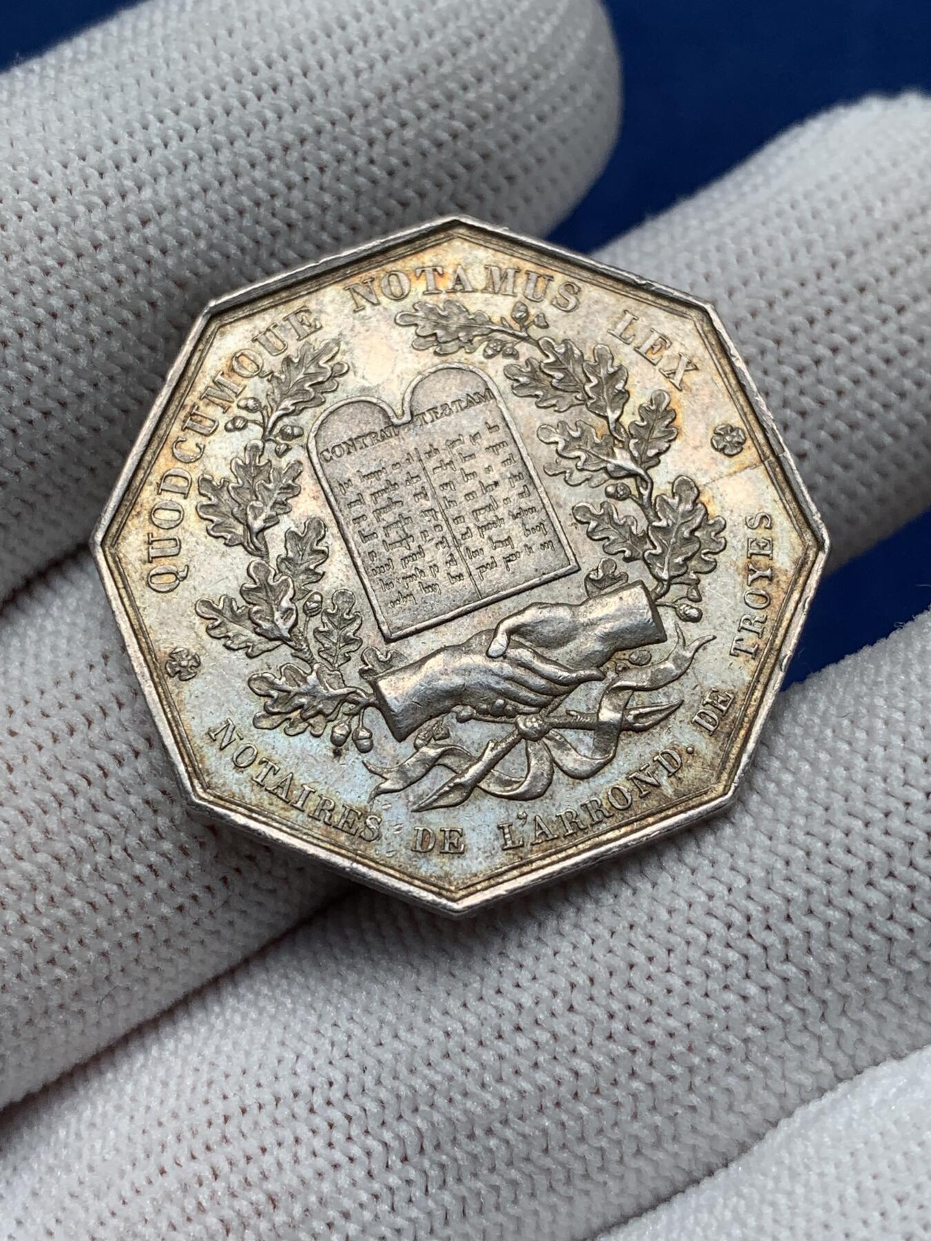 《竞宝斋》第281场- 周日，周一 ，周二3场连拍 （全场包邮） 法国1833年特鲁瓦地区公证人八角银jeton（图案为正义女神朱斯提提亚） 30.5mm，13.26克，油灯边铭