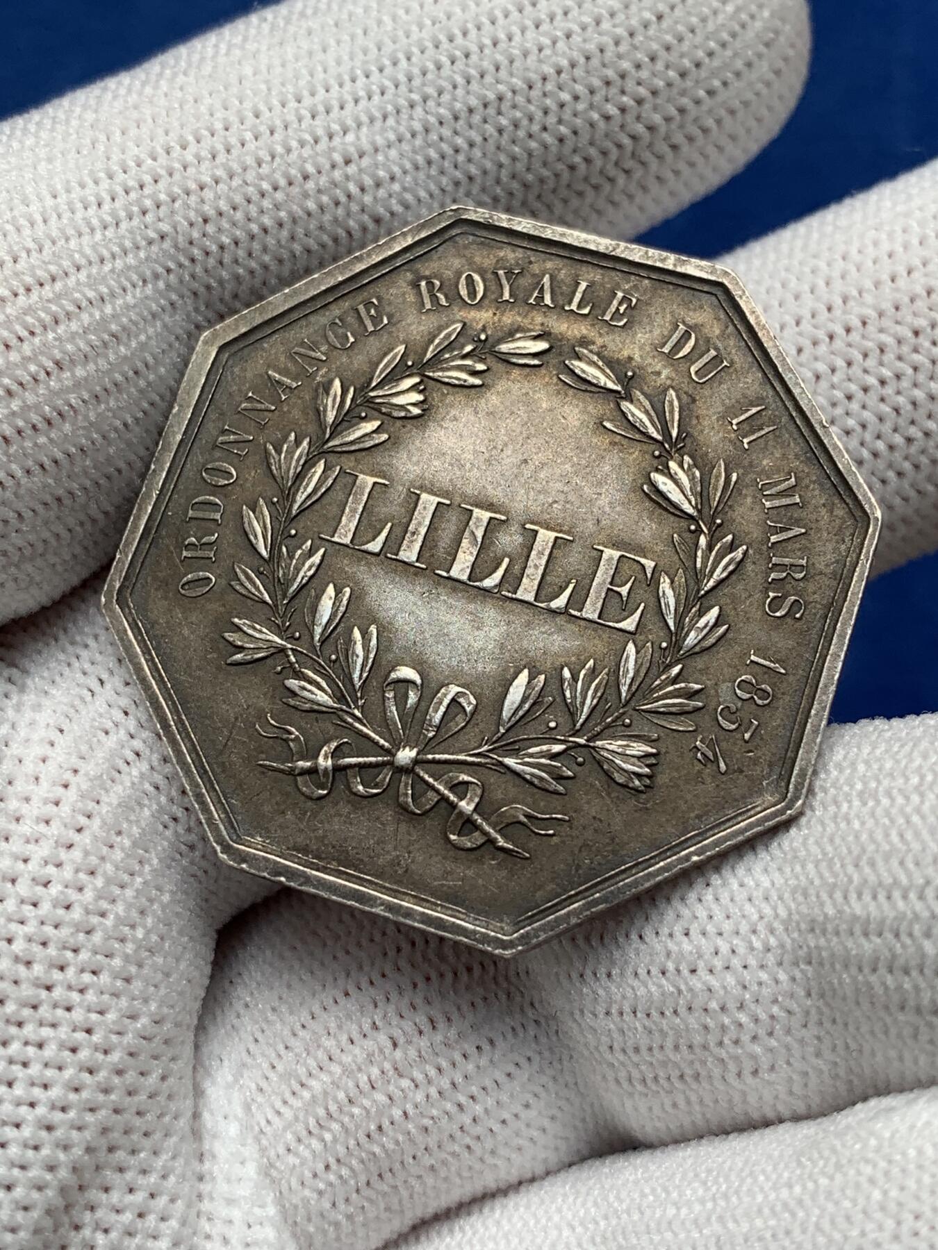 《竞宝斋》第281场- 周日，周一 ，周二3场连拍 （全场包邮） 法国里尔储蓄银行八角银质jeton，19.20g，36.5mm，边铭：丰饶角1银标