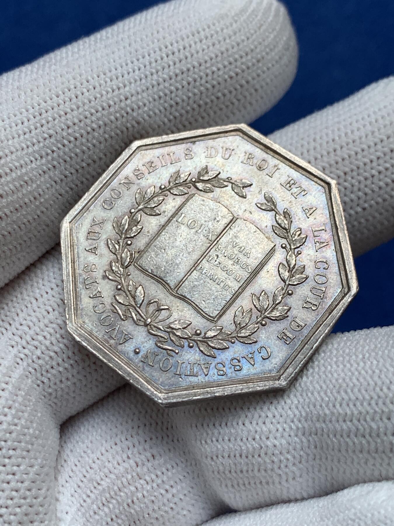 《竞宝斋》第281场- 周日，周一 ，周二3场连拍 （全场包邮） 法国八角银章，路易十八头像国王委员会和最高法院律师，16.26g，34.2mm，早期无边铭