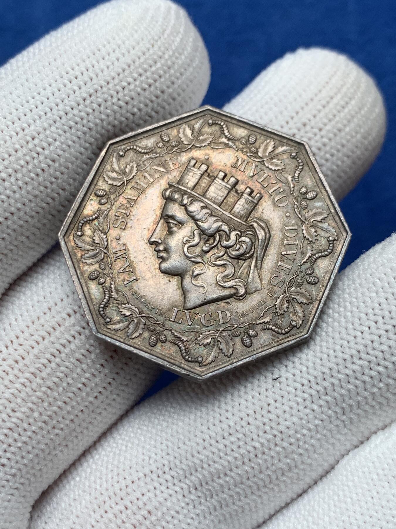 《竞宝斋》第281场- 周日，周一 ，周二3场连拍 （全场包邮） 法国八角银质代币，里昂丝绸经纪人，13.55g，31.5mm，银的1832年以前无边铭，黄油彩，设计非常漂亮