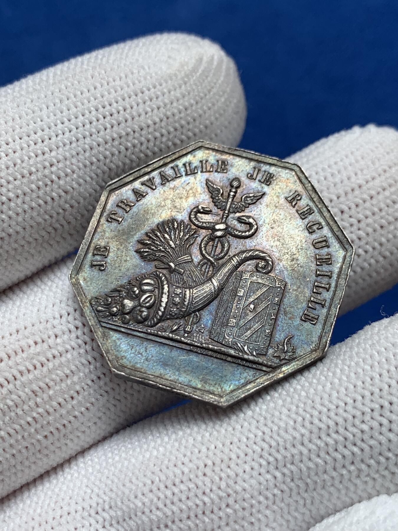 《竞宝斋》第281场- 周日，周一 ，周二3场连拍 （全场包邮） 1837年卢瓦尔皮提维尔储蓄银行八角银jeton，正面铭文：我工作我收集 28.8mm，11.8克，蜜蜂+ARGENT边铭