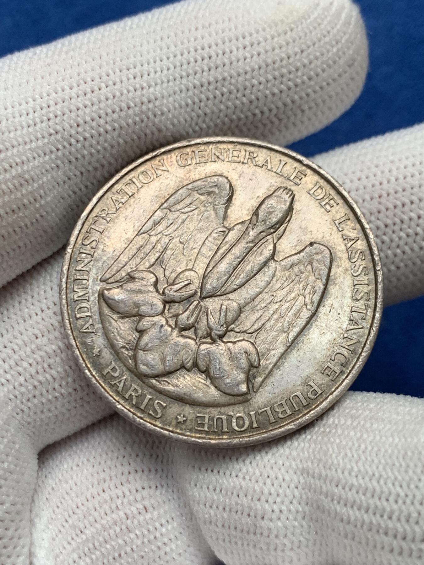 《竞宝斋》第281场- 周日，周一 ，周二3场连拍 （全场包邮） 法国巴黎医学协会公共援助银质代币，医学之父希波克拉底，背面是嗷嗷待哺的小鹈鹕，18.19g，34.5mm，丰饶角边铭