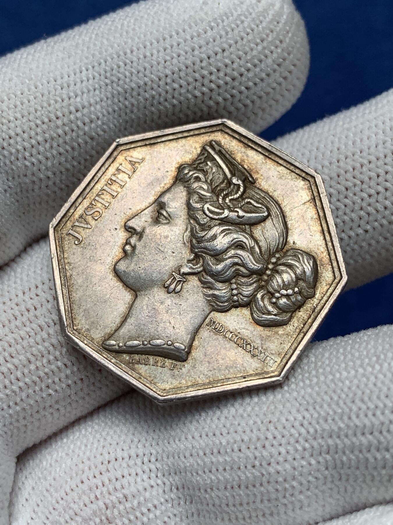 《竞宝斋》第281场- 周日，周一 ，周二3场连拍 （全场包邮） 法国1833年特鲁瓦地区公证人八角银jeton（图案为正义女神朱斯提提亚） 30.5mm，13.26克，油灯边铭