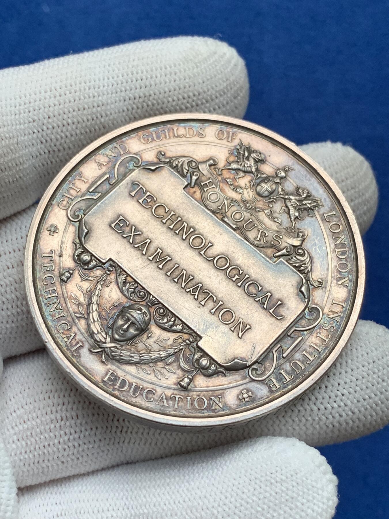 《竞宝斋》第281场- 周日，周一 ，周二3场连拍 （全场包邮） 英国1897年伦敦城市行业协会银质奖章，威尔士亲王，未来的爱德华七世，74.8g，51.2mm