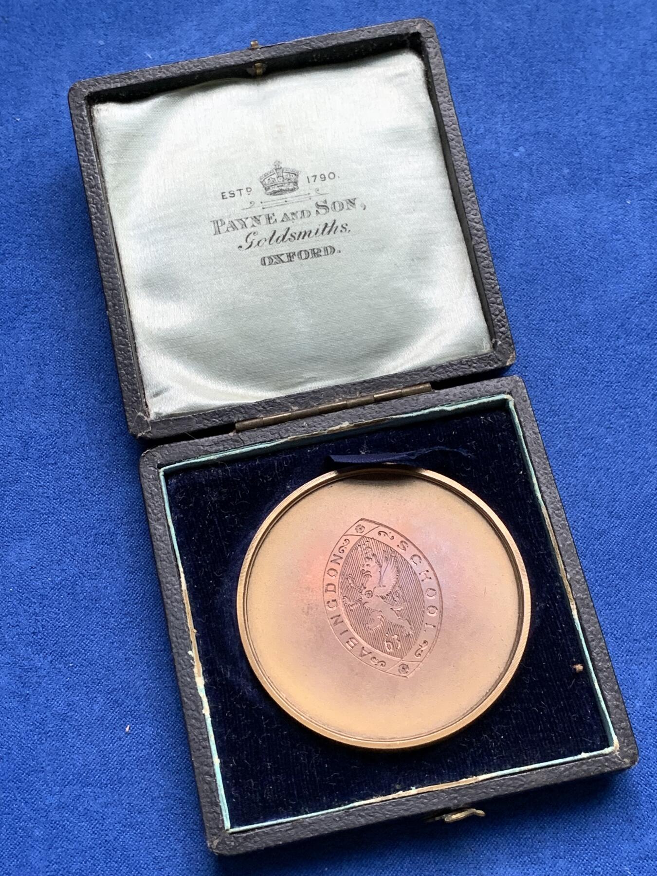 《竞宝斋》第281场- 周日，周一 ，周二3场连拍 （全场包邮） 英国阿宾登学校体操铜质奖章，手工雕刻的狮鹫图案，52.66g，51.3mm，带原盒