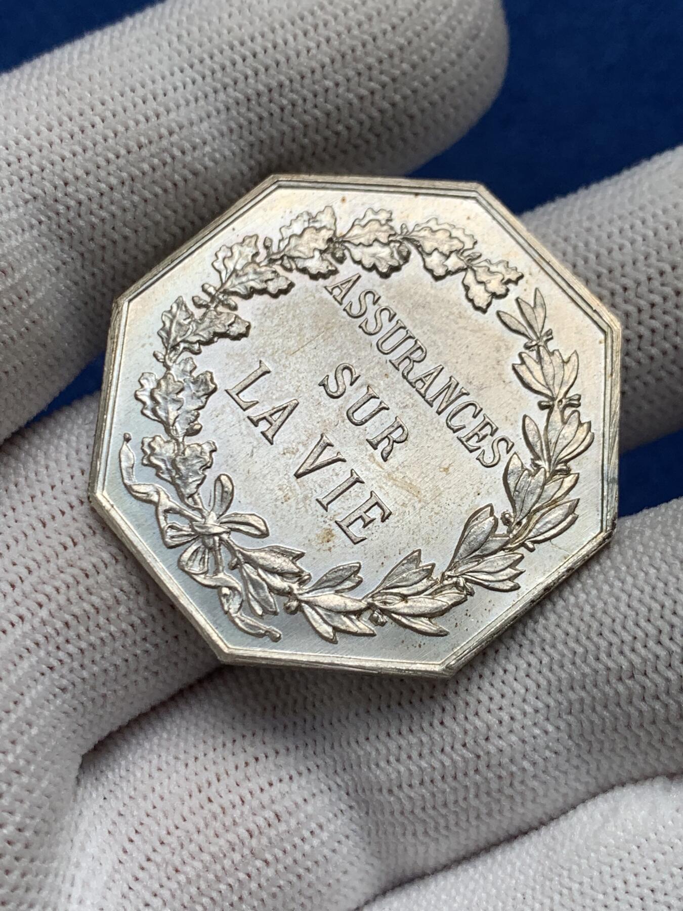 《竞宝斋》第281场- 周日，周一 ，周二3场连拍 （全场包邮） 法国八角银质jeton，法国人寿保险公司，原光好品，19.72g，36.4mm，丰饶角1ARGENT边铭