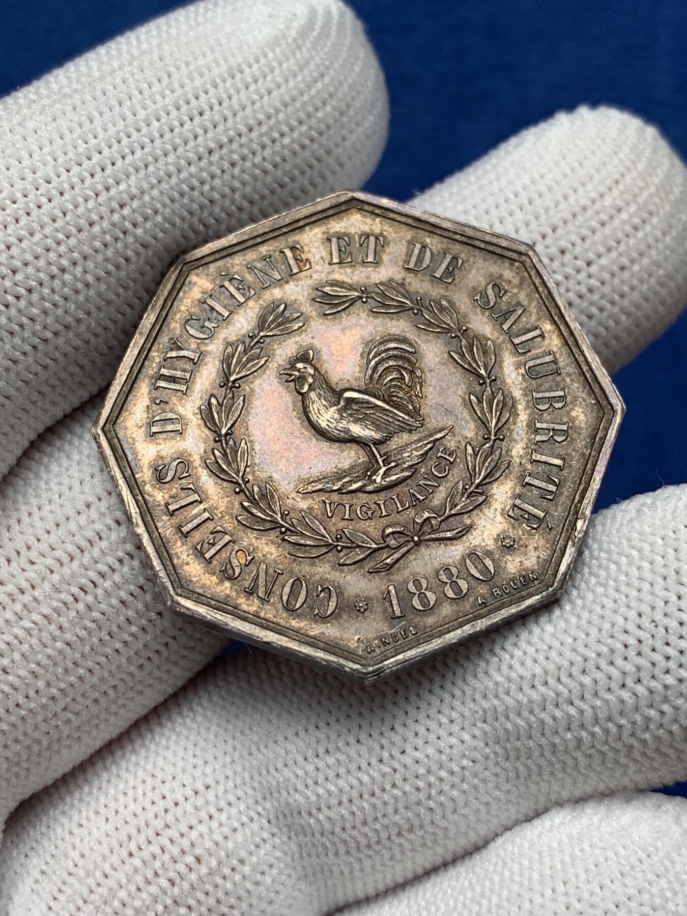 《竞宝斋》第281场- 周日，周一 ，周二3场连拍 （全场包邮） 1880年法国塞纳河下游卫生与健康建议（公鸡）八角代用银币，33.6mm，17.94克 丰饶角+argent