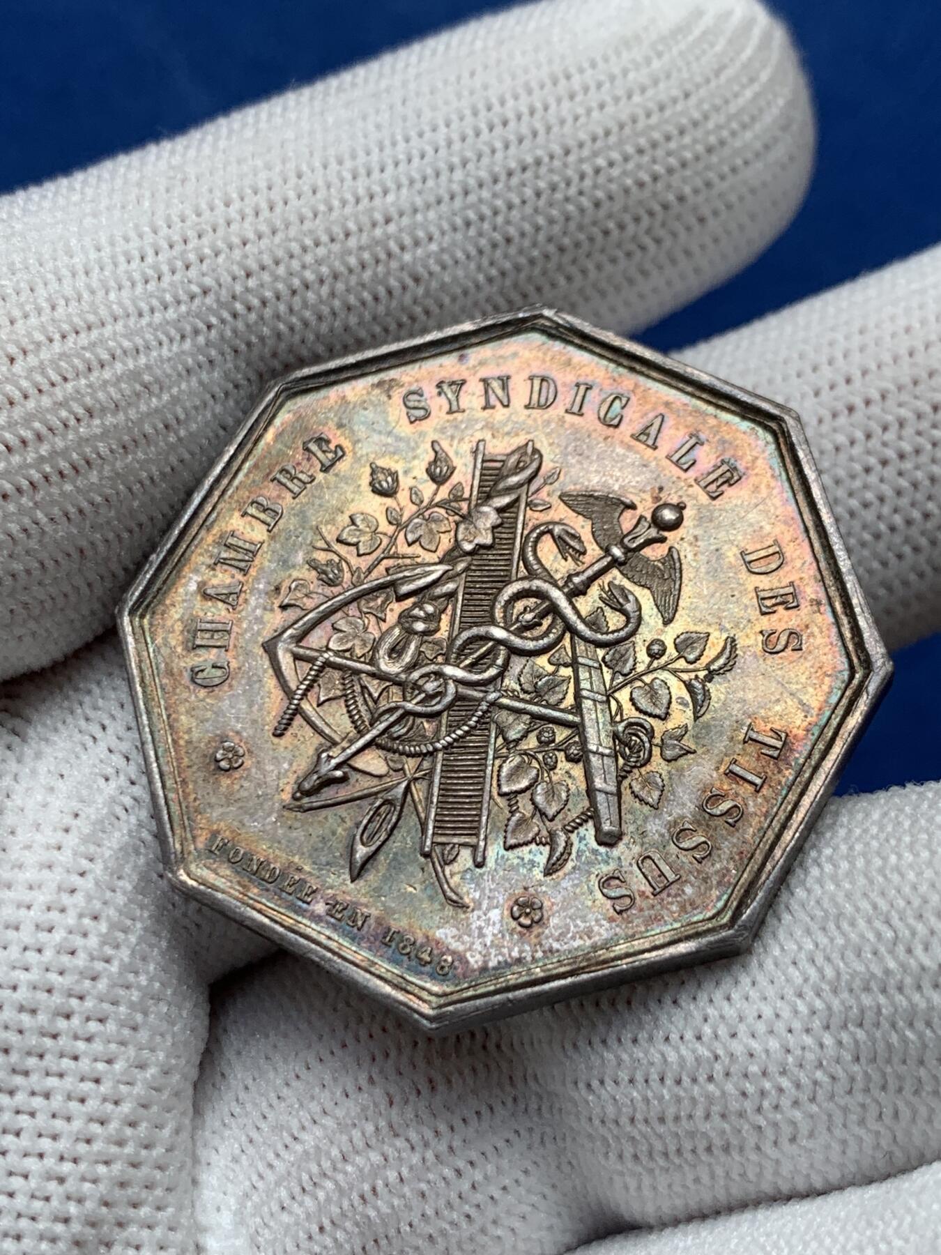 《竞宝斋》第281场- 周日，周一 ，周二3场连拍 （全场包邮） 法国八角银质代币，塞纳河工会，19.05g，35.8mm，手指边铭