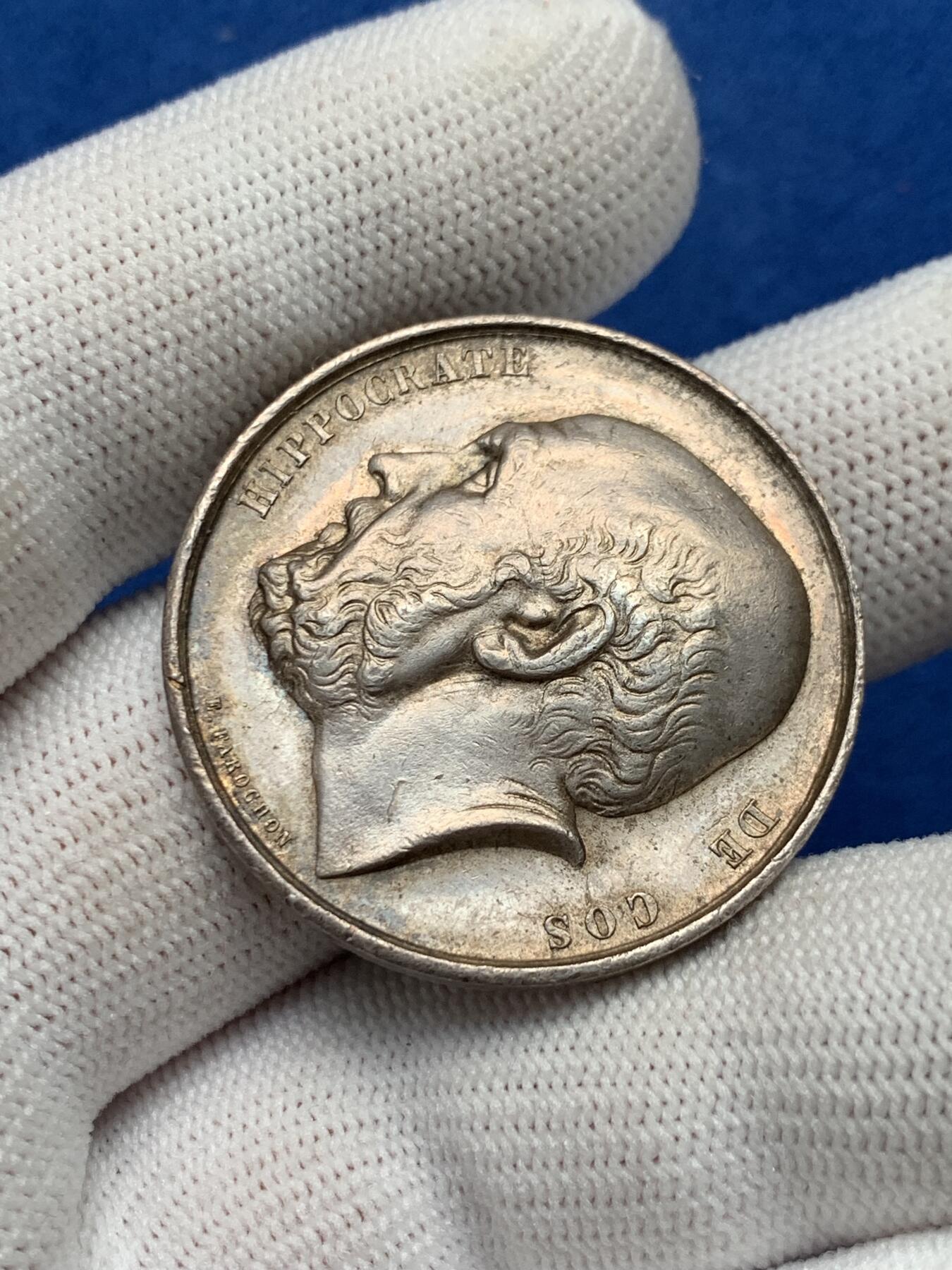 《竞宝斋》第281场- 周日，周一 ，周二3场连拍 （全场包邮） 法国巴黎医学协会公共援助银质代币，医学之父希波克拉底，背面是嗷嗷待哺的小鹈鹕，18.19g，34.5mm，丰饶角边铭