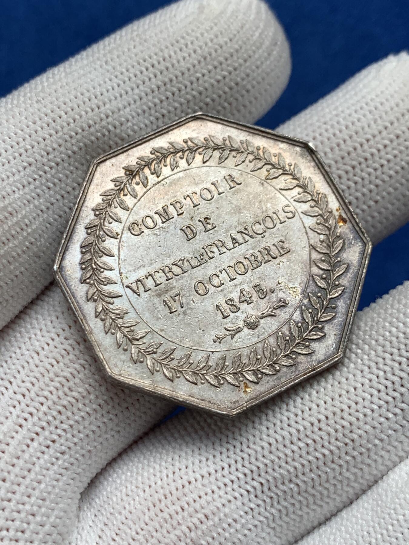 《竞宝斋》第281场- 周日，周一 ，周二3场连拍 （全场包邮） 法国八角银质jeton，保险信用联盟，女性墨丘利形象，高浮雕，18.55g，34.5mm，手指边铭