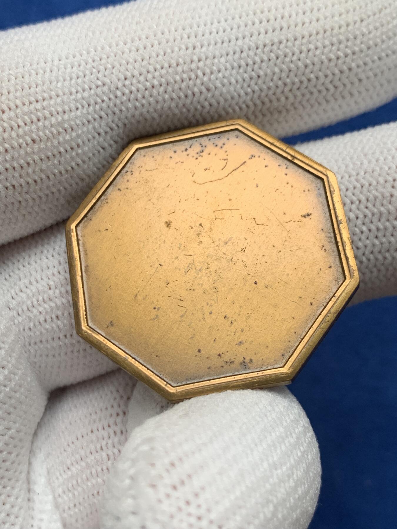 《竞宝斋》第281场- 周日，周一 ，周二3场连拍 （全场包邮） 法国爱情题材铜八角，丘比特与玫瑰，铭文：他到处飞，重12.3克 直径31mm 边铭丰饶角+BR铜标