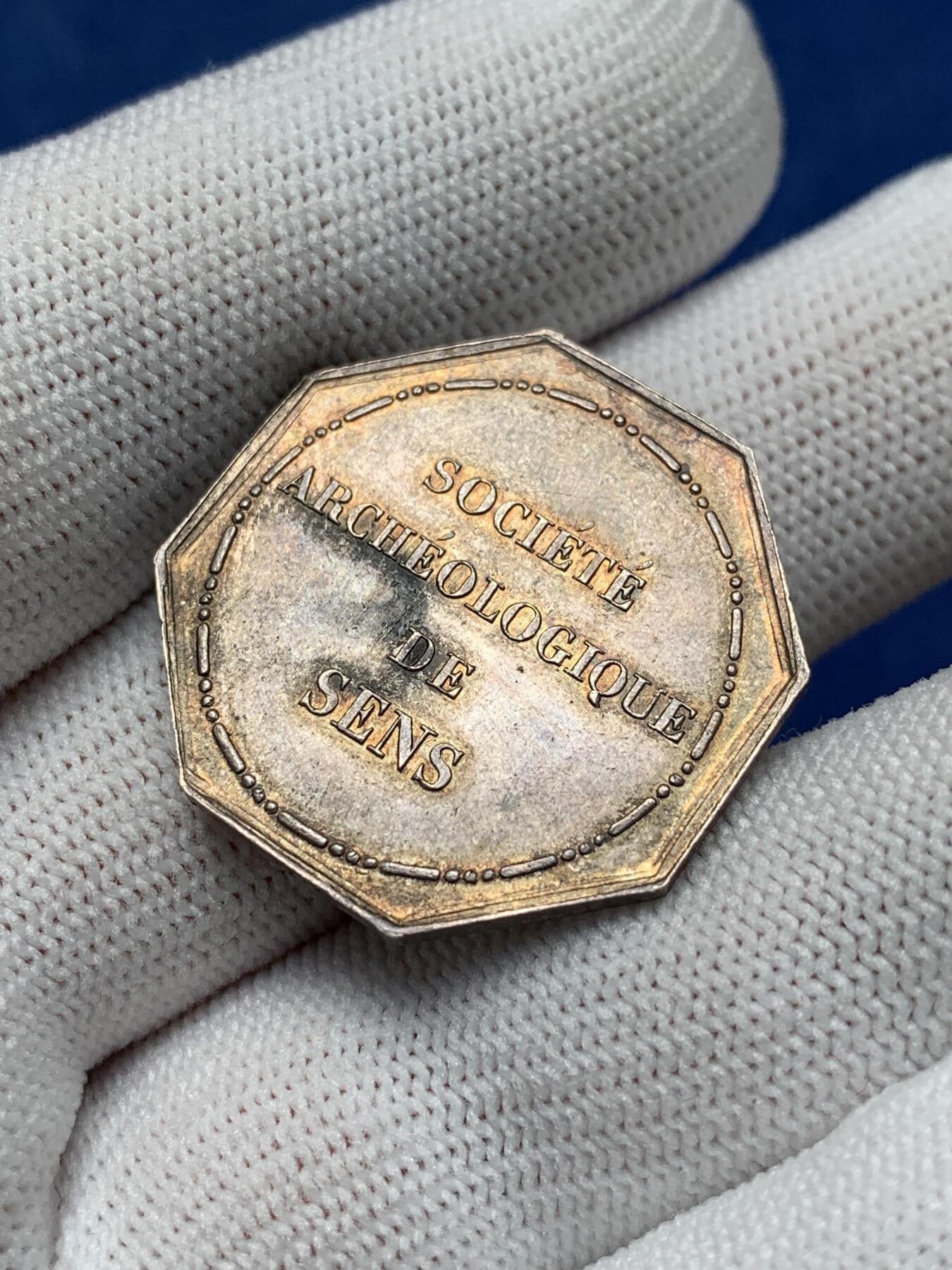 《竞宝斋》第281场- 周日，周一 ，周二3场连拍 （全场包邮） 法国桑斯区考古学会八角银jeton，27.7mm，8.34克，丰饶角1+ARGENT边铭