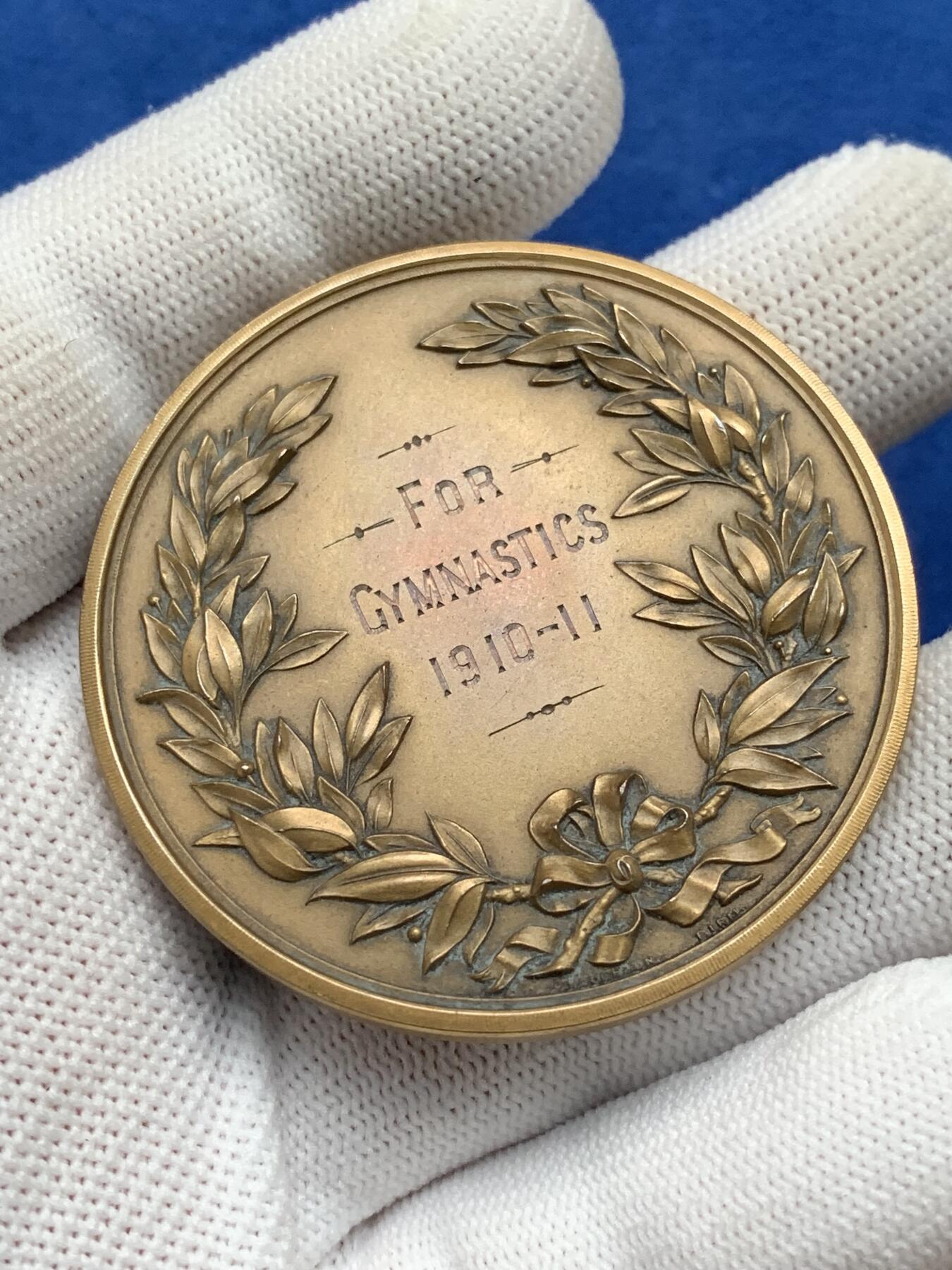 《竞宝斋》第281场- 周日，周一 ，周二3场连拍 （全场包邮） 英国阿宾登学校体操铜质奖章，手工雕刻的狮鹫图案，52.66g，51.3mm，带原盒