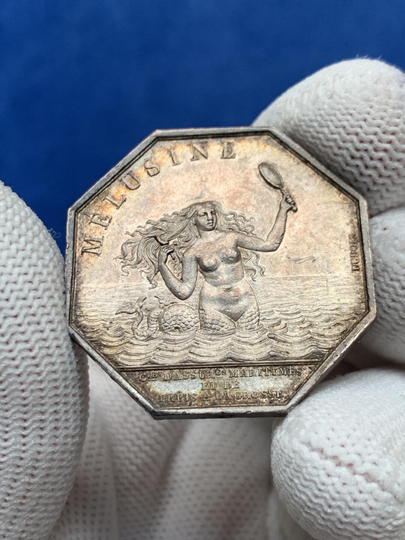 《竞宝斋》第281场- 周日，周一 ，周二3场连拍 （全场包邮） 法国海洋保险公司美人鱼海妖八角银质代币，海边梳洗的梅卢辛，17.12g，33.3mm，制造于1832-1841年的神灯边铭