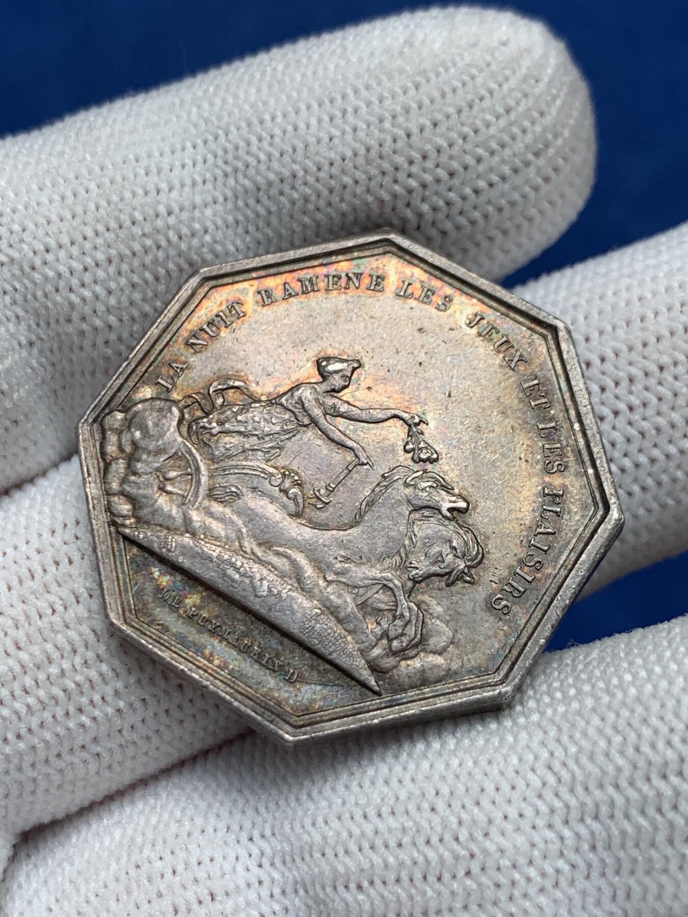 《竞宝斋》第281场- 周日，周一 ，周二3场连拍 （全场包邮） 法国稀少谚语八角银jeton，30.2mm，12.82克，早期无边铭，铭文：夜晚带来游戏和快乐，背面：不要等到黎明归来