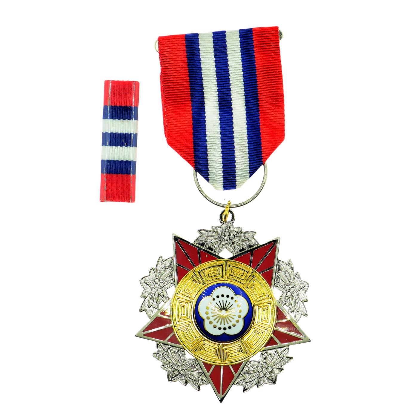 【麦稀奇世界钱币展】勋交所6月15日展会拍卖 甲种二等陆海空勋章，退台后版本