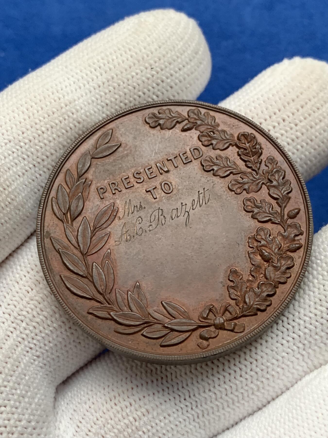 《竞宝斋》第281场- 周日，周一 ，周二3场连拍 （全场包邮） 英国纽伯里艺术与工业展览会铜质奖章，34.58g，41.6mm，带原盒