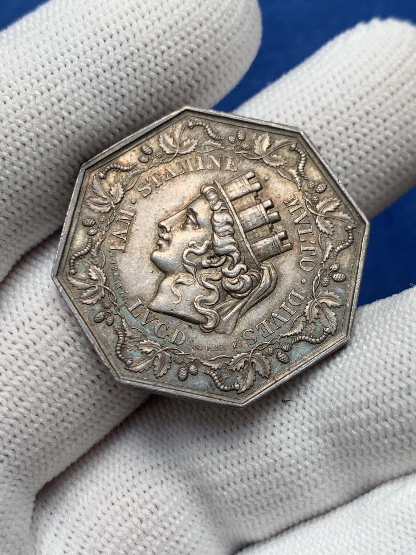 《竞宝斋》第281场- 周日，周一 ，周二3场连拍 （全场包邮） 法国八角银质代币，里昂丝绸经纪人，13.55g，31.5mm，银的1832年以前无边铭，黄油彩，设计非常漂亮