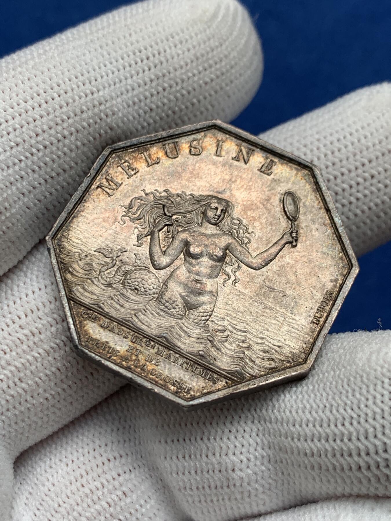 《竞宝斋》第281场- 周日，周一 ，周二3场连拍 （全场包邮） 法国海洋保险公司美人鱼海妖八角银质代币，海边梳洗的梅卢辛，17.12g，33.3mm，制造于1832-1841年的神灯边铭