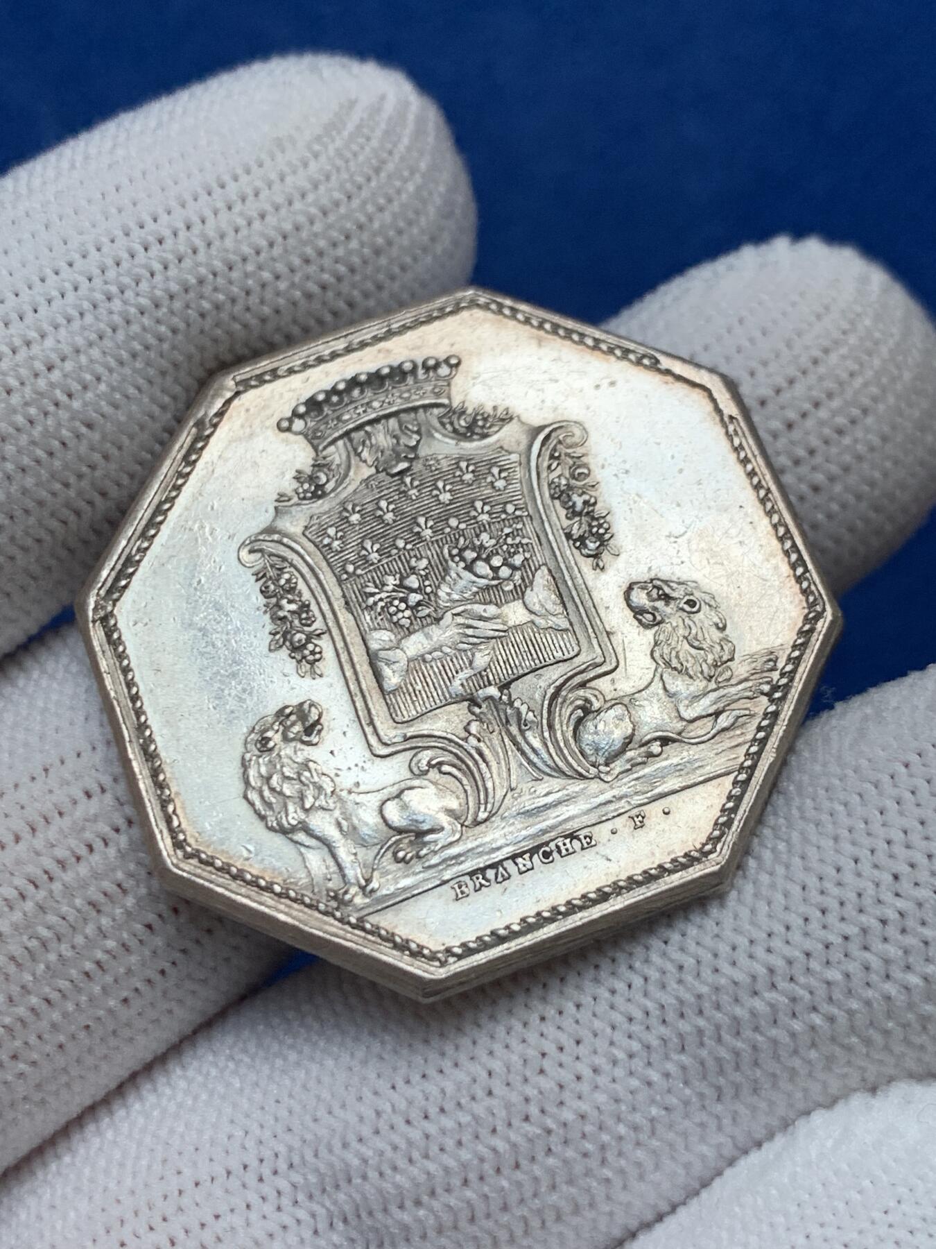 《竞宝斋》第281场- 周日，周一 ，周二3场连拍 （全场包邮） 法国1776年信贷储蓄银行八角银质代币，少见背双狮，19.56g，34.6mm，早期无边铭