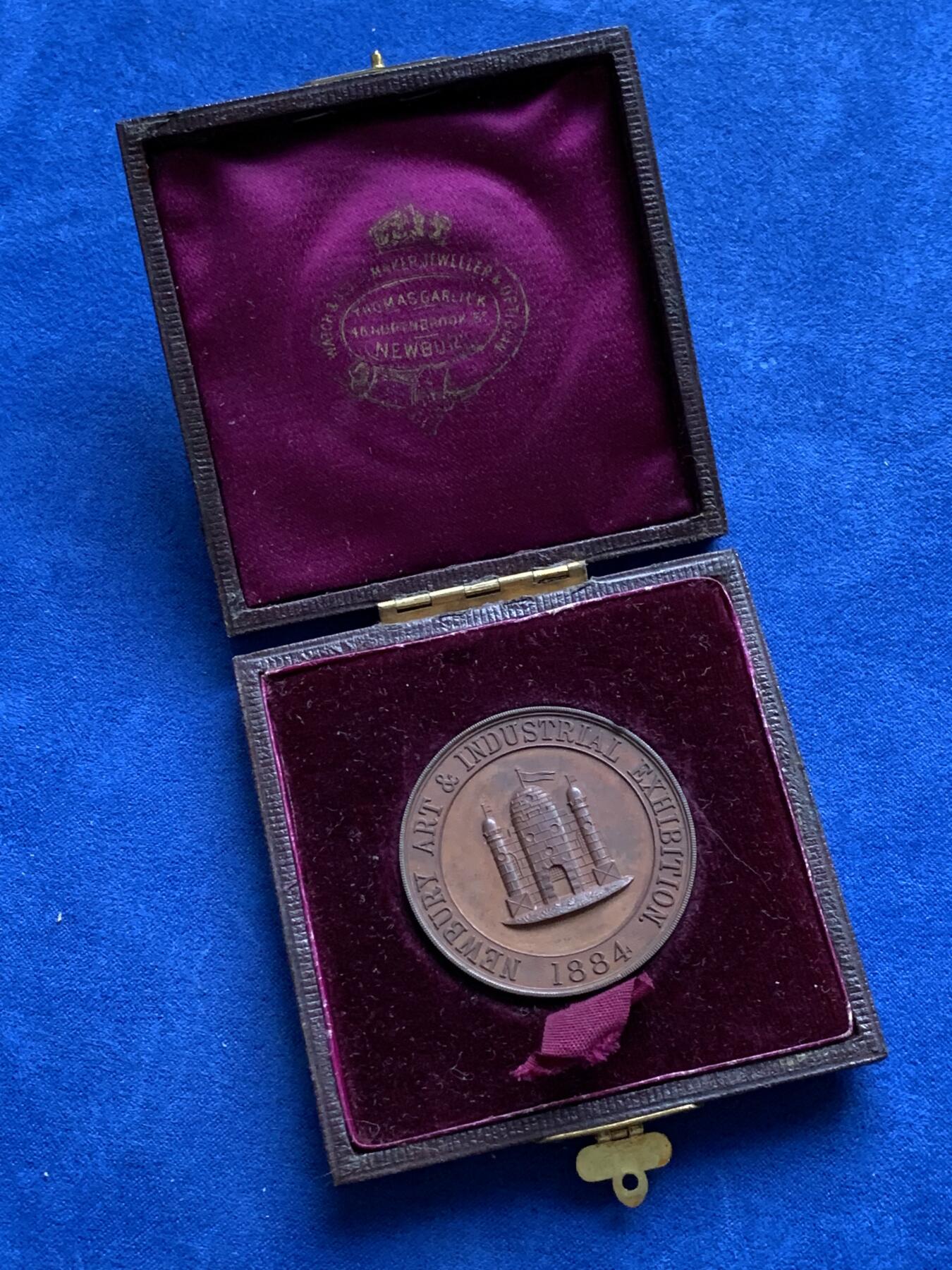 《竞宝斋》第281场- 周日，周一 ，周二3场连拍 （全场包邮） 英国纽伯里艺术与工业展览会铜质奖章，34.58g，41.6mm，带原盒