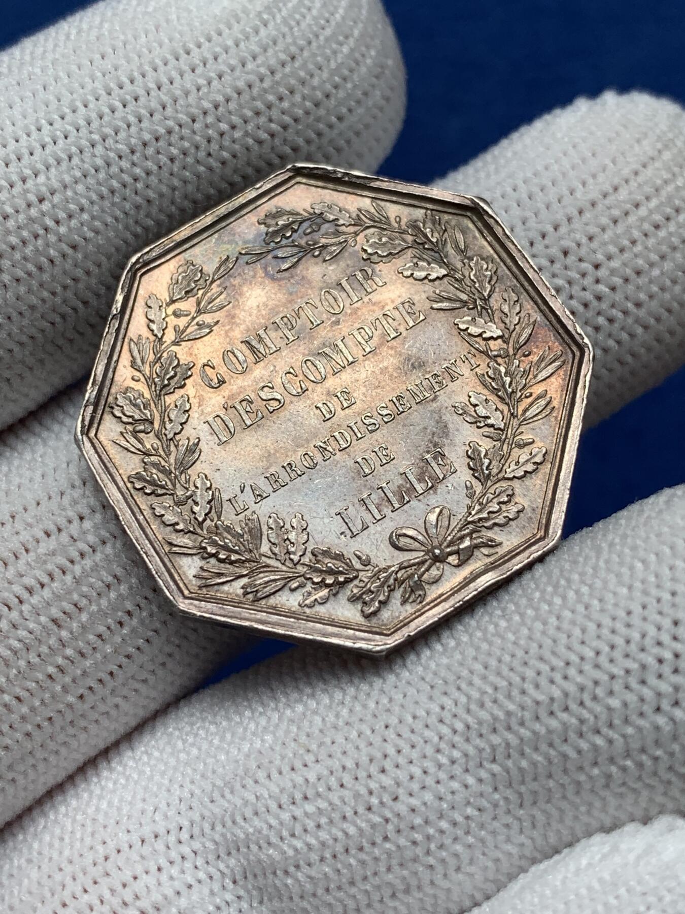 《竞宝斋》第281场- 周日，周一 ，周二3场连拍 （全场包邮） 法国八角银质代币，里尔贴现银行，14.32g，29.6mm，手指边铭