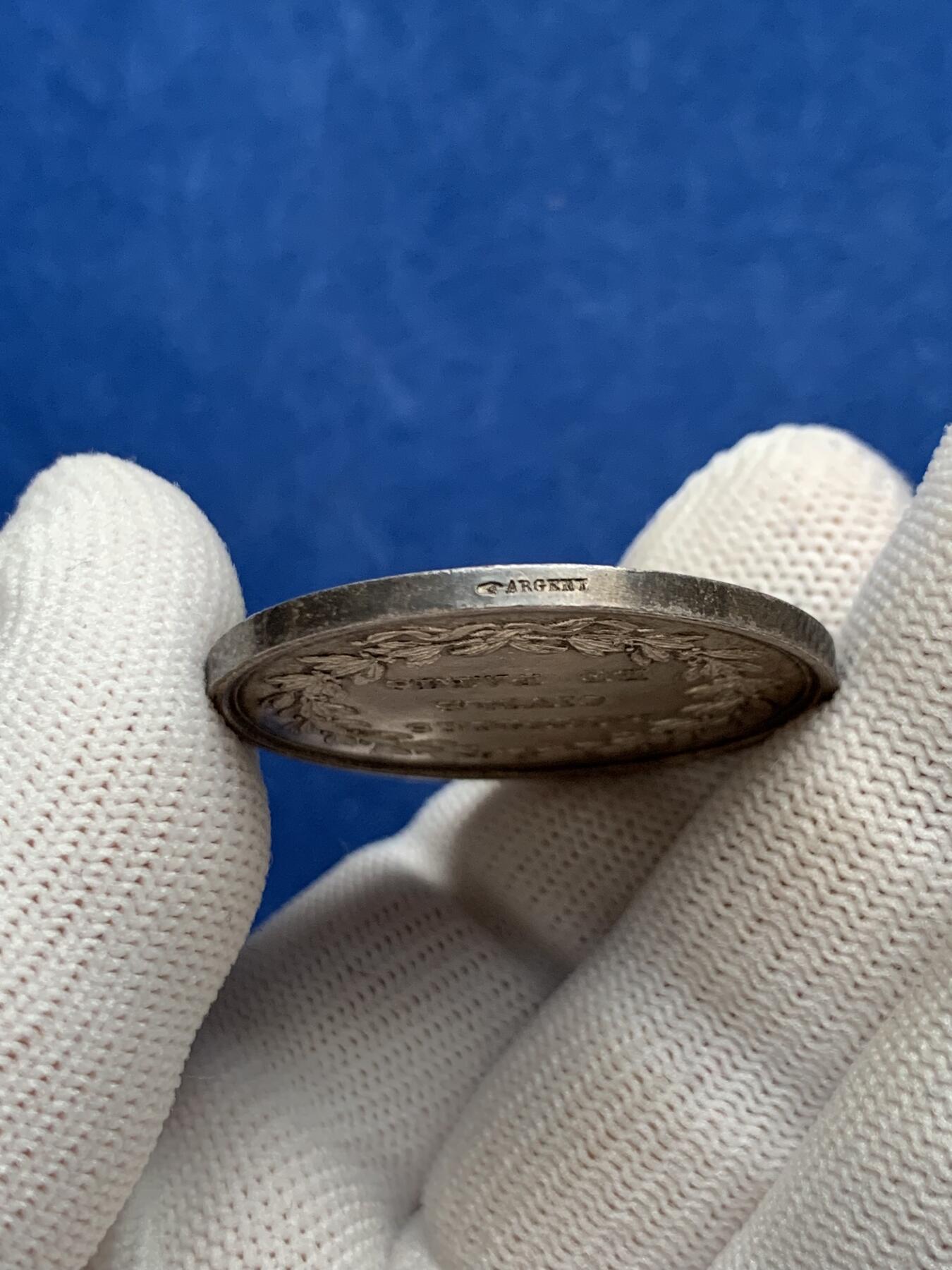 《竞宝斋》第281场- 周日，周一 ，周二3场连拍 （全场包邮） 法国银质代币，巴黎医学协会，医学之父希波克拉底，17.39g，35.2mm，手指边铭