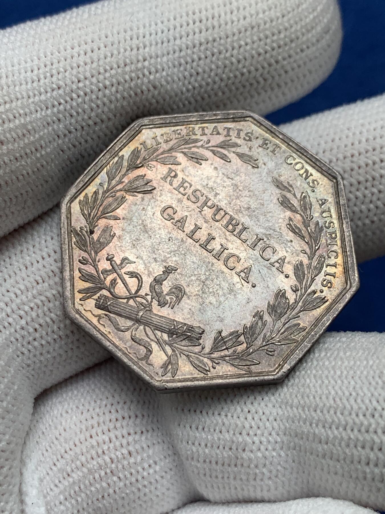 《竞宝斋》第281场- 周日，周一 ，周二3场连拍 （全场包邮） 法国加利卡州库里亚荷商业委员会八角银jeton，33.2mm，15.5克，早期无边铭