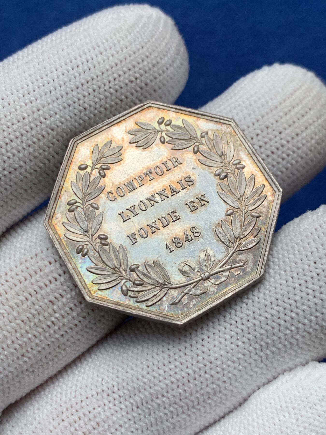 《竞宝斋》第281场- 周日，周一 ，周二3场连拍 （全场包邮） 法国八角银质代币，里昂商业银行，商业之神墨丘利，边道犀利，14.71g，31.5mm，手指边铭