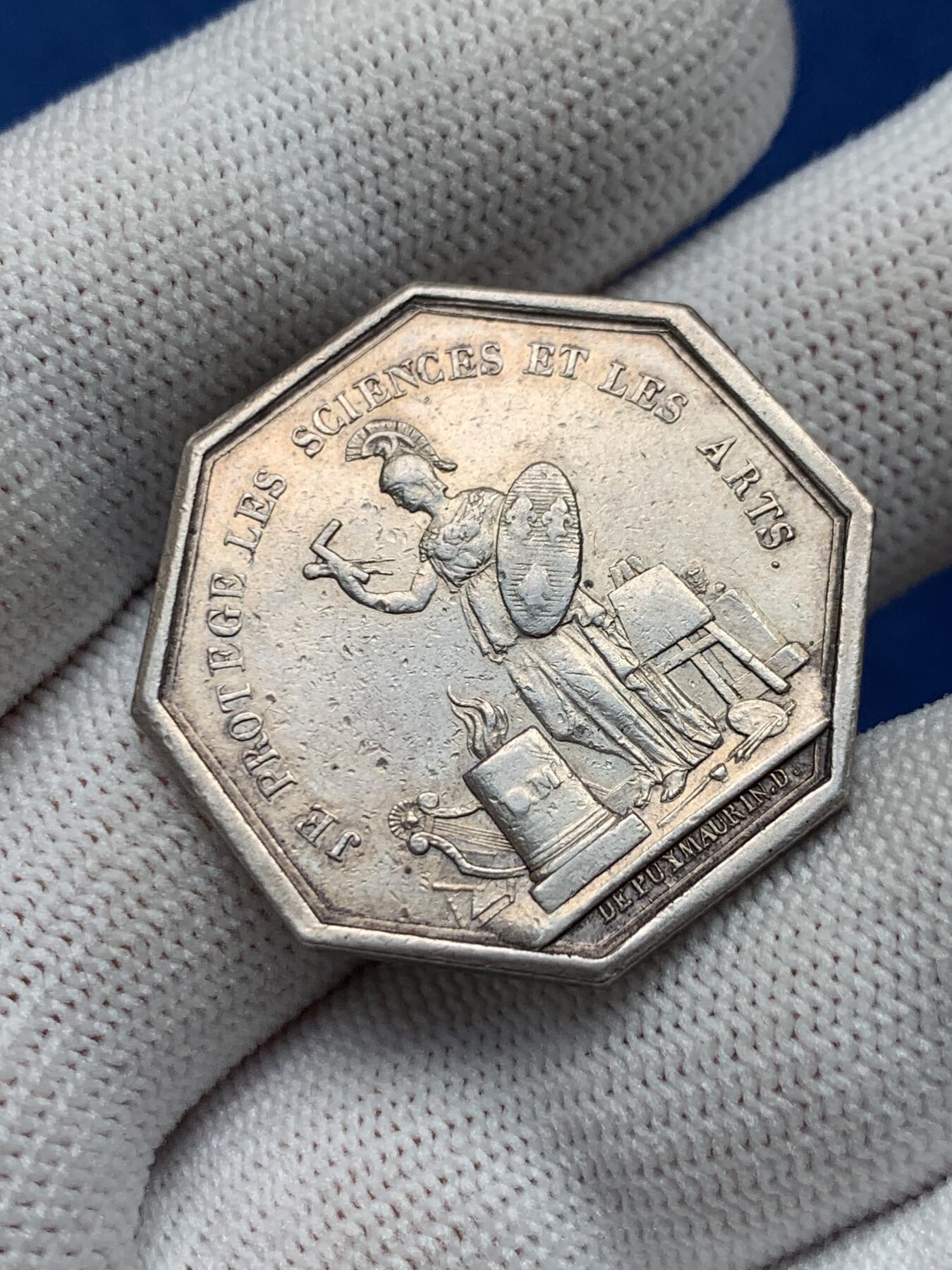 《竞宝斋》第281场- 周日，周一 ，周二3场连拍 （全场包邮） 法国赌场游戏八角银质代币，蟒蛇拉车，12.57g，29.9mm，早期无边铭