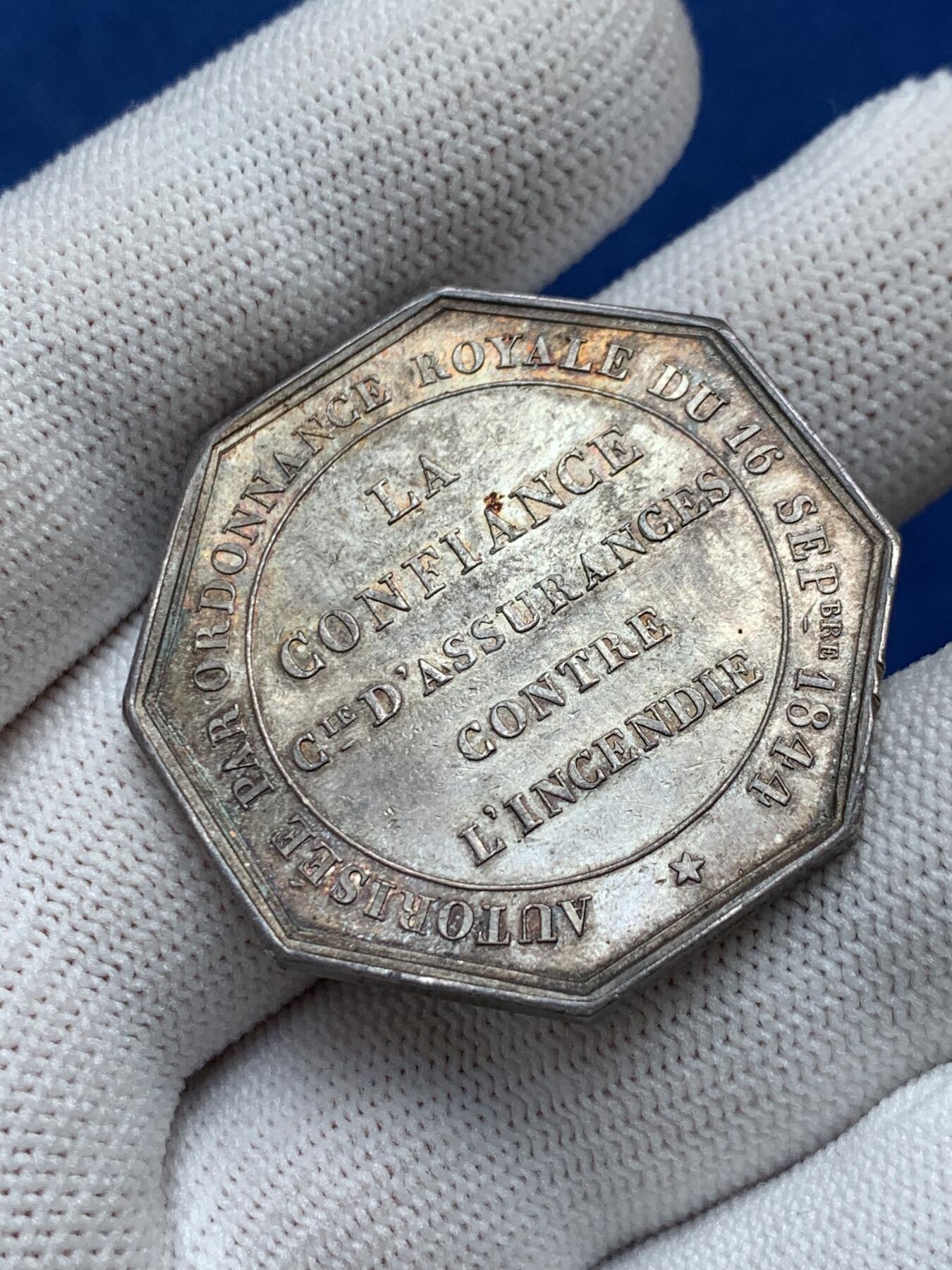 《竞宝斋》第281场- 周日，周一 ，周二3场连拍 （全场包邮） 法国八角银章，火灾保险公司，20.11g，36.3mm，1842-1845船首边铭