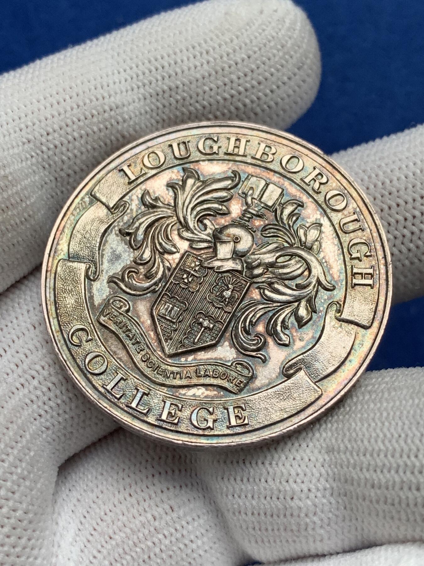 《竞宝斋》第281场- 周日，周一 ，周二3场连拍 （全场包邮） 英国拉夫堡大学银章，27.08g，38.9mm，状态非常好