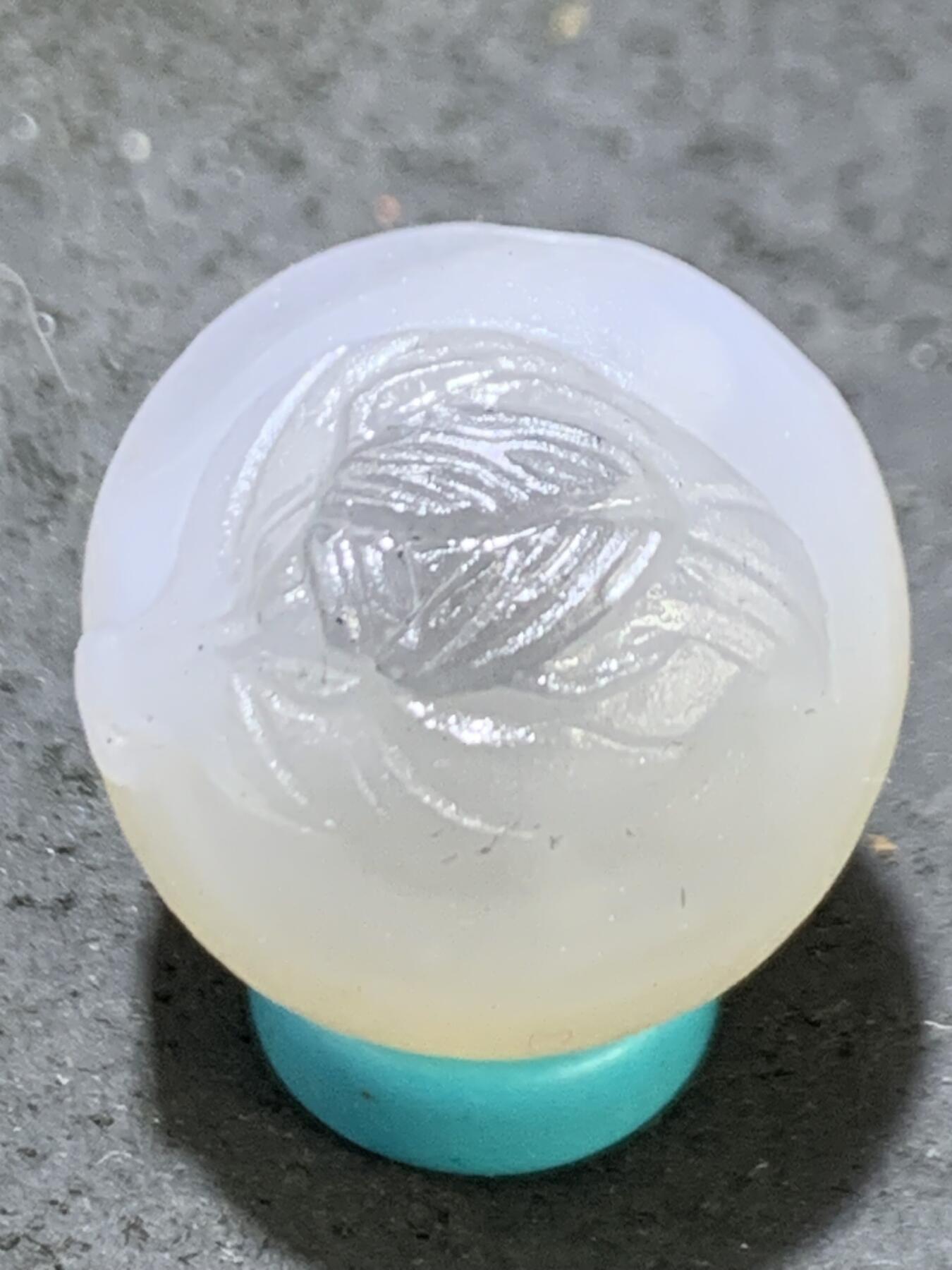 精美高玉化亚光海洋玉髓手工俏色巧雕树叶，玉蝉随形圆珠一个