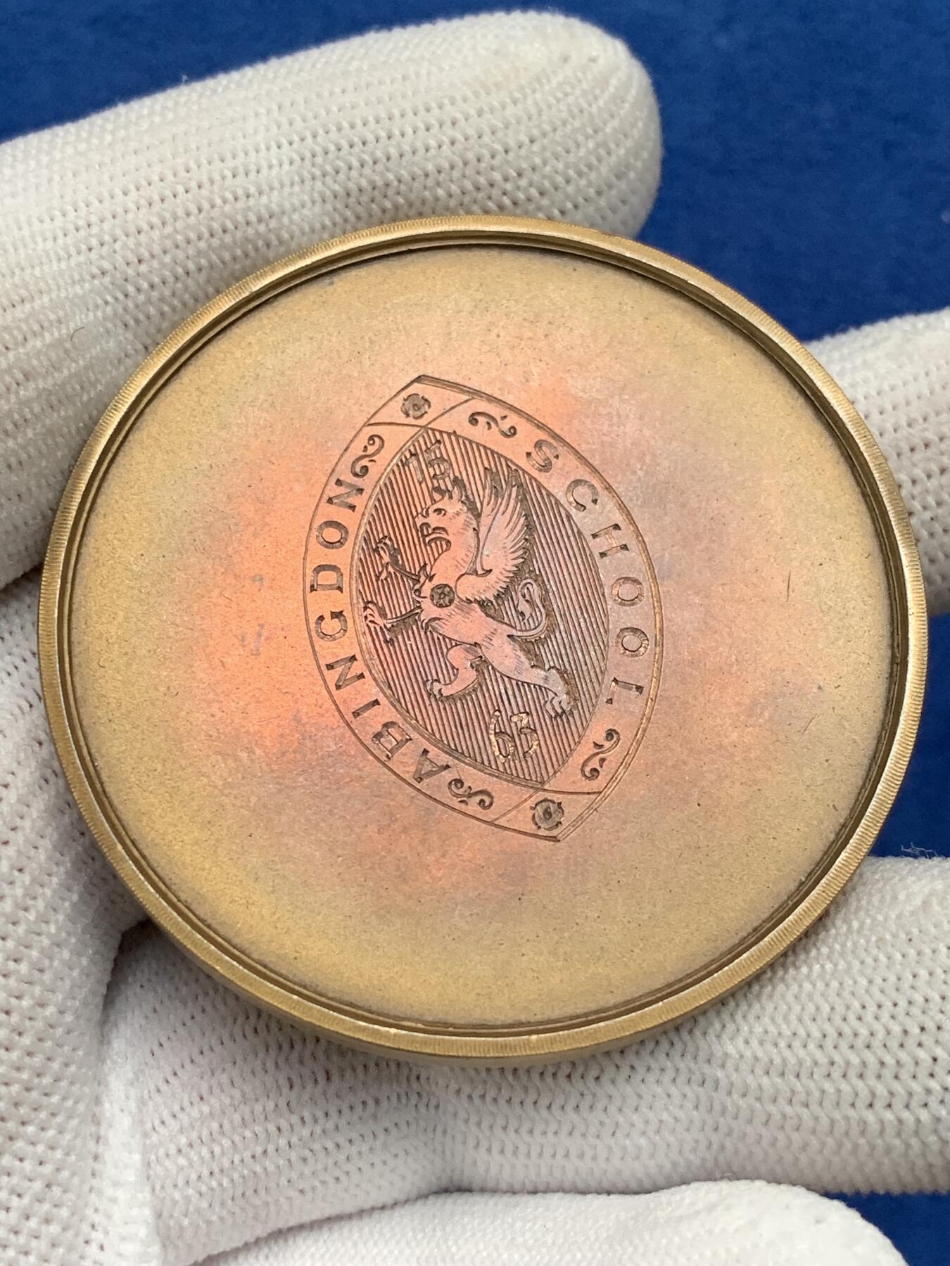 《竞宝斋》第281场- 周日，周一 ，周二3场连拍 （全场包邮） 英国阿宾登学校体操铜质奖章，手工雕刻的狮鹫图案，52.66g，51.3mm，带原盒