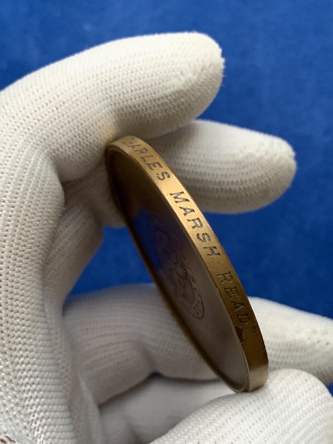 《竞宝斋》第281场- 周日，周一 ，周二3场连拍 （全场包邮） 英国阿宾登学校体操铜质奖章，手工雕刻的狮鹫图案，52.66g，51.3mm，带原盒