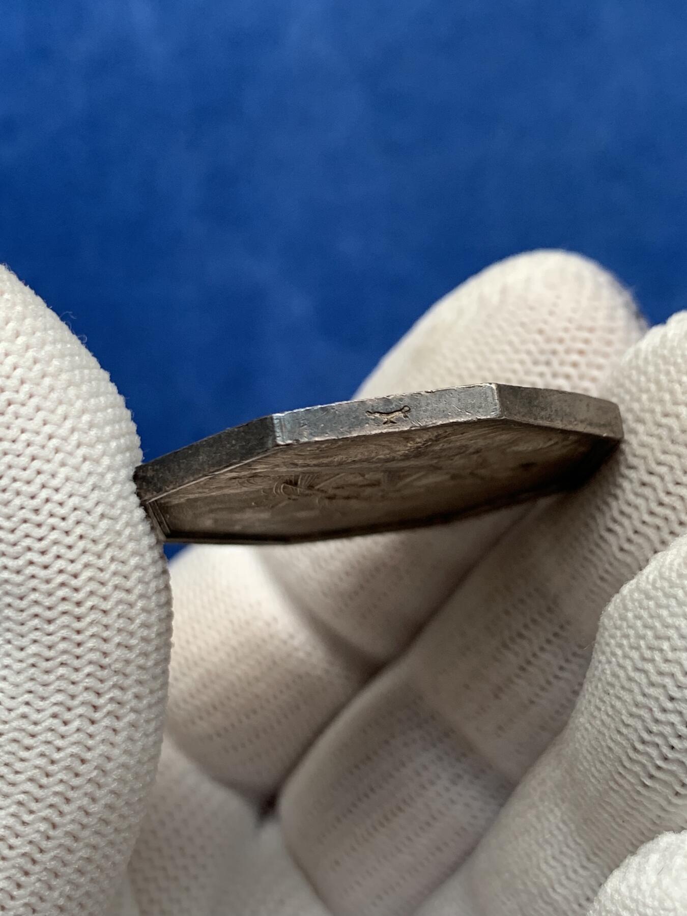 《竞宝斋》第281场- 周日，周一 ，周二3场连拍 （全场包邮） 法国海洋保险公司美人鱼海妖八角银质代币，海边梳洗的梅卢辛，17.12g，33.3mm，制造于1832-1841年的神灯边铭