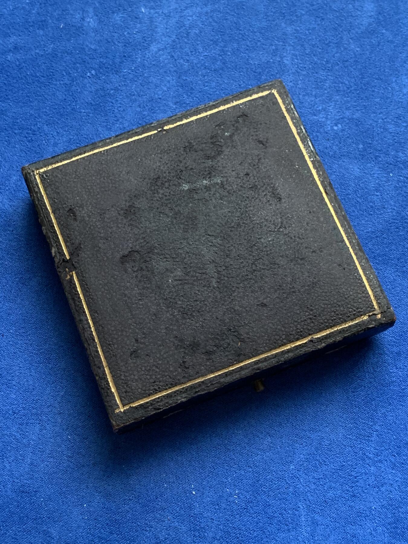 《竞宝斋》第281场- 周日，周一 ，周二3场连拍 （全场包邮） 英国伯克郡产蛋比赛银质奖章，（CH Jeanes，因在第一部分获得钢笔第一名而获奖），72.35g，50.8mm，带盒子